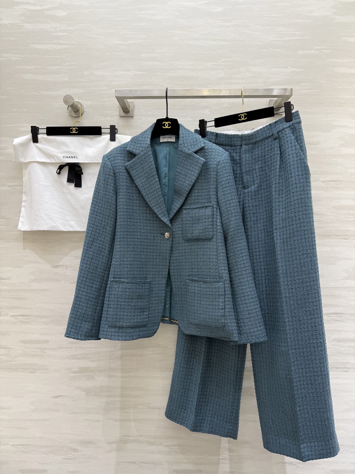 NO:569081,Suit, trousers. #CHANE autumn and winter new style, retro textured malachite green suit, original version development, high quality customization, ready for sale, sizeS/M/L (S size shoulder width 40, bust 96, length 62, trousers waist 70, hip 92, trousers length 104),,chanel,business suit,alexander wang19860909西装,裤子.#CHANE秋冬新款 复古肌理感孔雀绿套装 原版对版开发 高品质定制 现货首发sizeS/M/L（s码肩宽40,胸围96,衣长62,裤子腰围70,臀围92,裤长104）,,chanel,business suit,alexander wang,Women's clothing