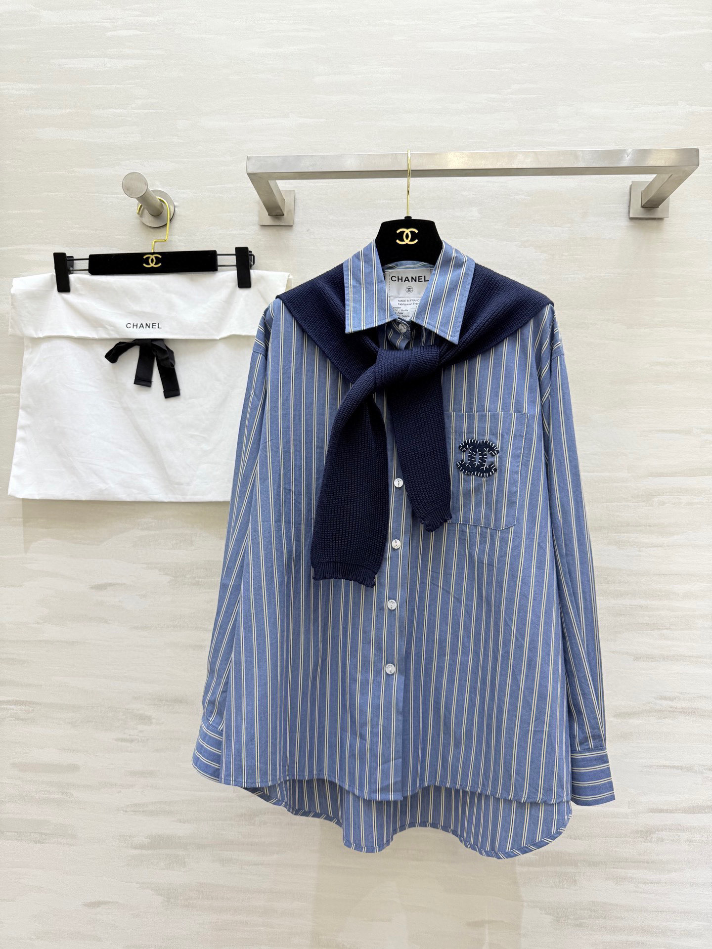 NO:569142,#Chane early autumn new oversize blue striped shirt + knitted shawl, lazy and layered, high quality customization, available in stock first size S/M/L,,chanel,versace,shirts,shawls,alexander wang19860909#Chane早秋新款 oversize蓝条纹衬衫+针织小披肩 慵懒又有层次感 高品质定制 现货首发sizeS/M/L,,chanel,versace,shirts,shawls,alexander wang,Women's clothing