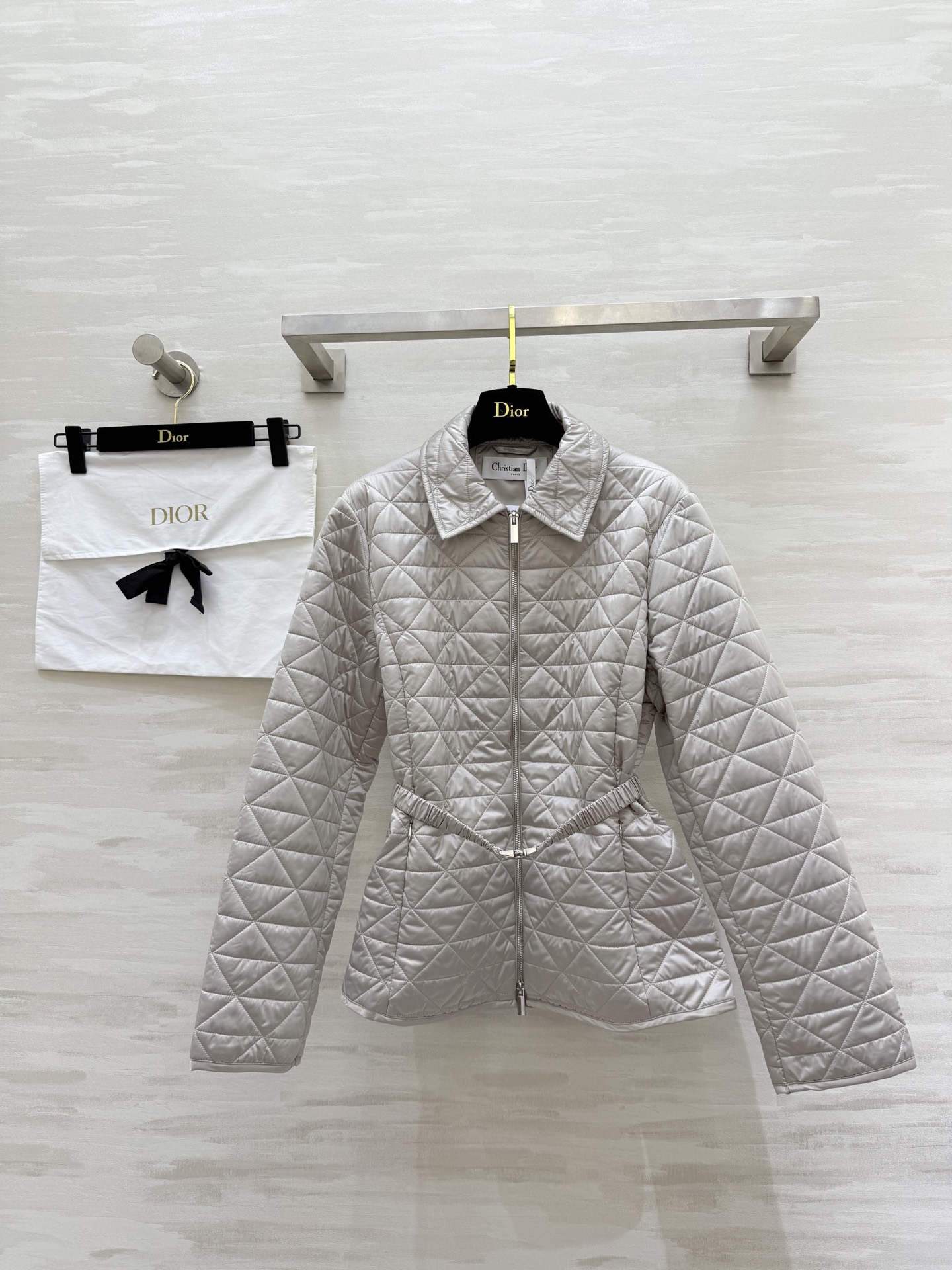 NO:570060,Comes with dust bag #DIO new autumn and winter cannage pattern camel down jacket, high quality customization, ready for sale, size S/M/L (S size shoulder width 39, chest 98, length 63) 8.,, dior, down jacket, alexander wang19860909配防尘袋#DIO秋冬新款 藤格纹驼绒羽绒服 高品质定制 现货首发sizeS/M/L（s码肩宽39,胸围98,衣长63）8.,,dior,down jacket,alexander wang,Women's clothing