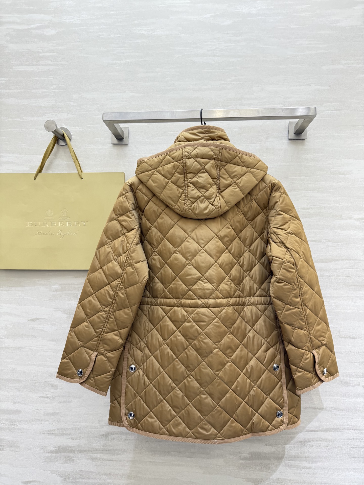 #Burberr♡²⁵秋冬新款 连帽内收腰羽绒外套 90白鸭绒填充 高品质定制 现货首发size：S/M