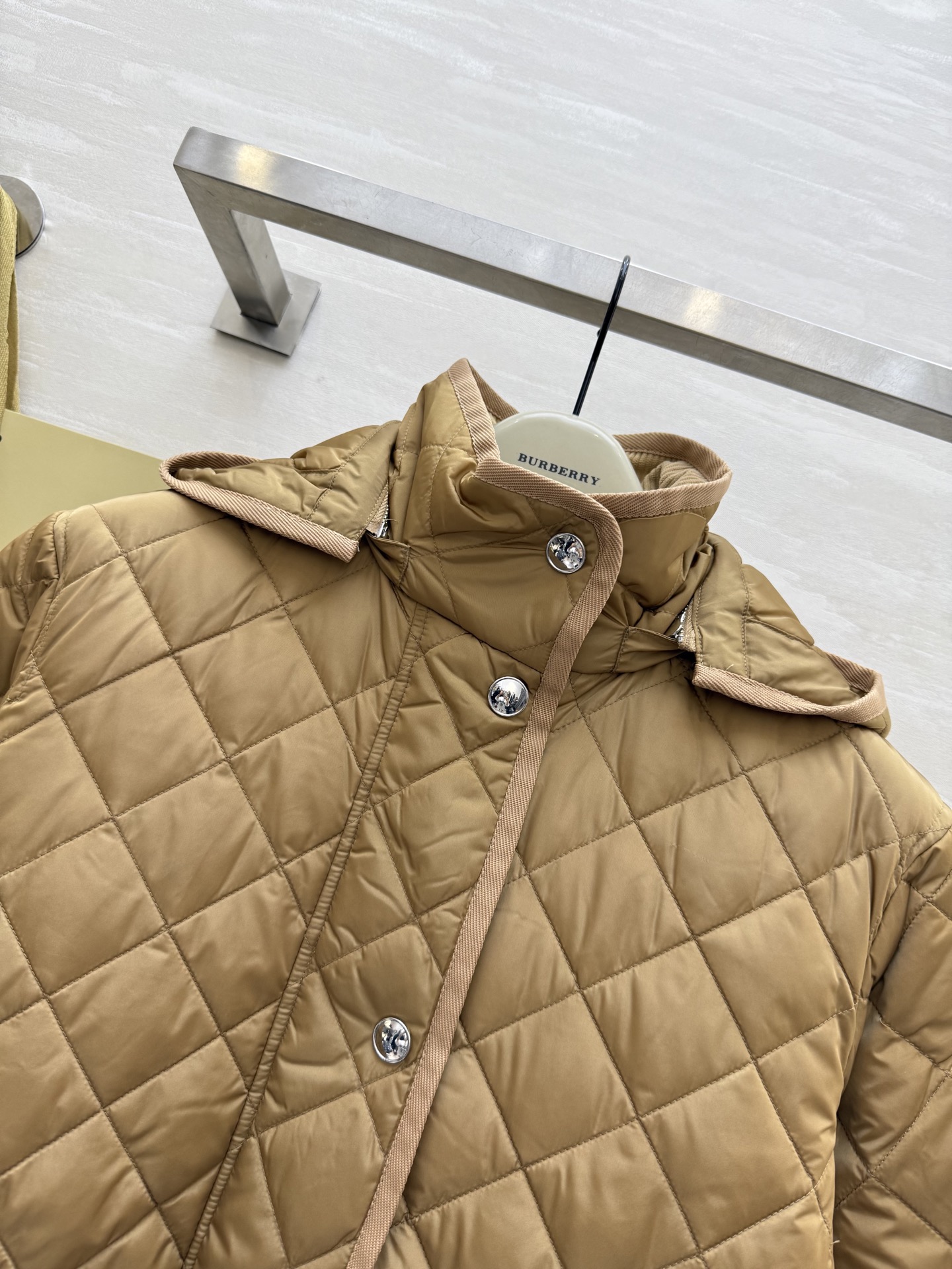 #Burberr♡²⁵秋冬新款 连帽内收腰羽绒外套 90白鸭绒填充 高品质定制 现货首发size：S/M