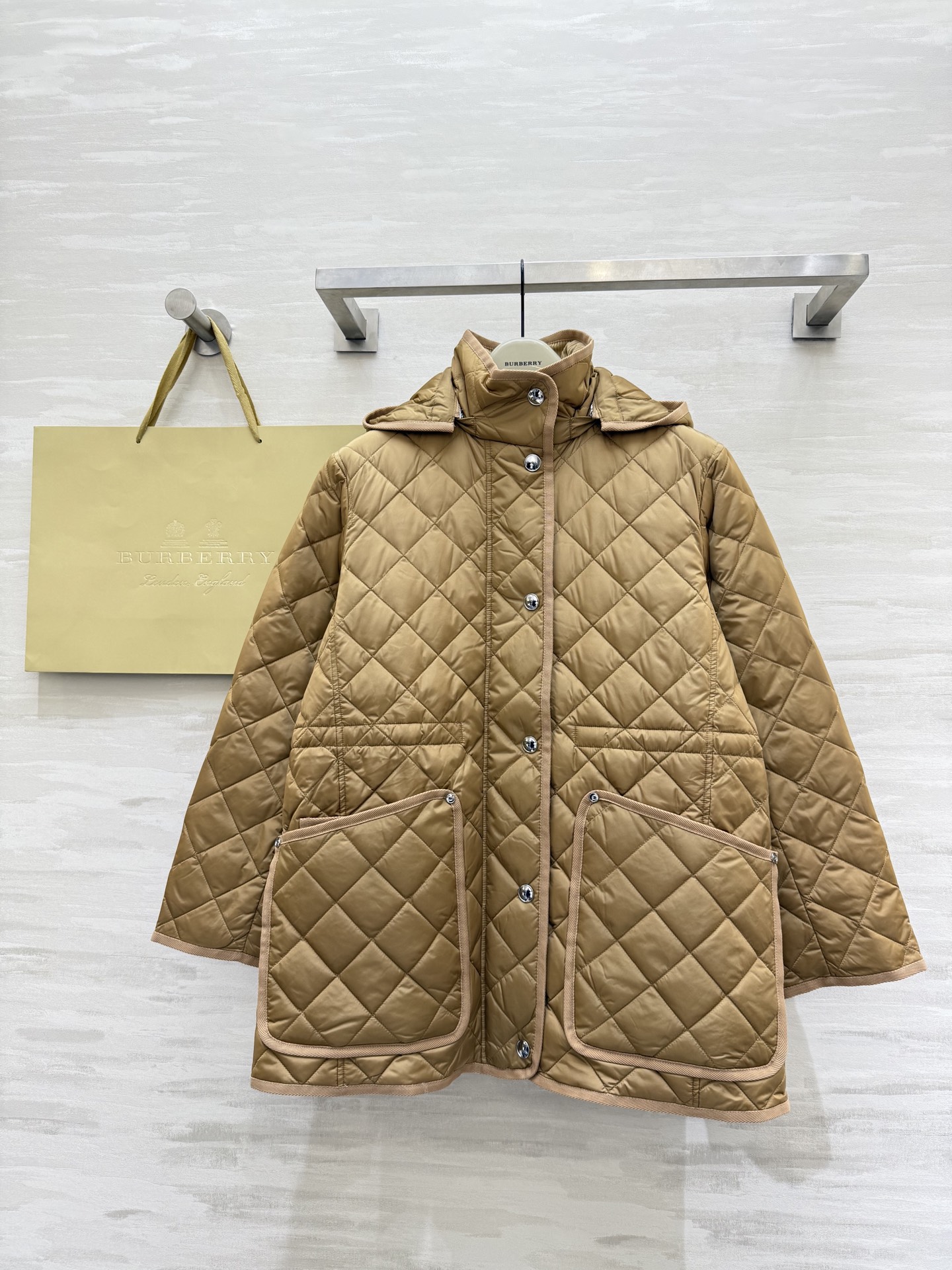 NO:570078,#Burberr autumn and winter new style hooded waisted cotton jacket, high quality custom-made, available now, size S/M/L/XL/XXL (M size shoulder width 44, bust 110, length 74, burberry, jackets & coats, hats, alexander wang19860909#Burberr秋冬新款 连帽内收腰棉服外套 高品质定制 现货首发sizeS/M/L/XL/XXL（M码肩宽44,胸围110,衣长74,,burberry,jackets & coats,hats,alexander wang,Women's clothing