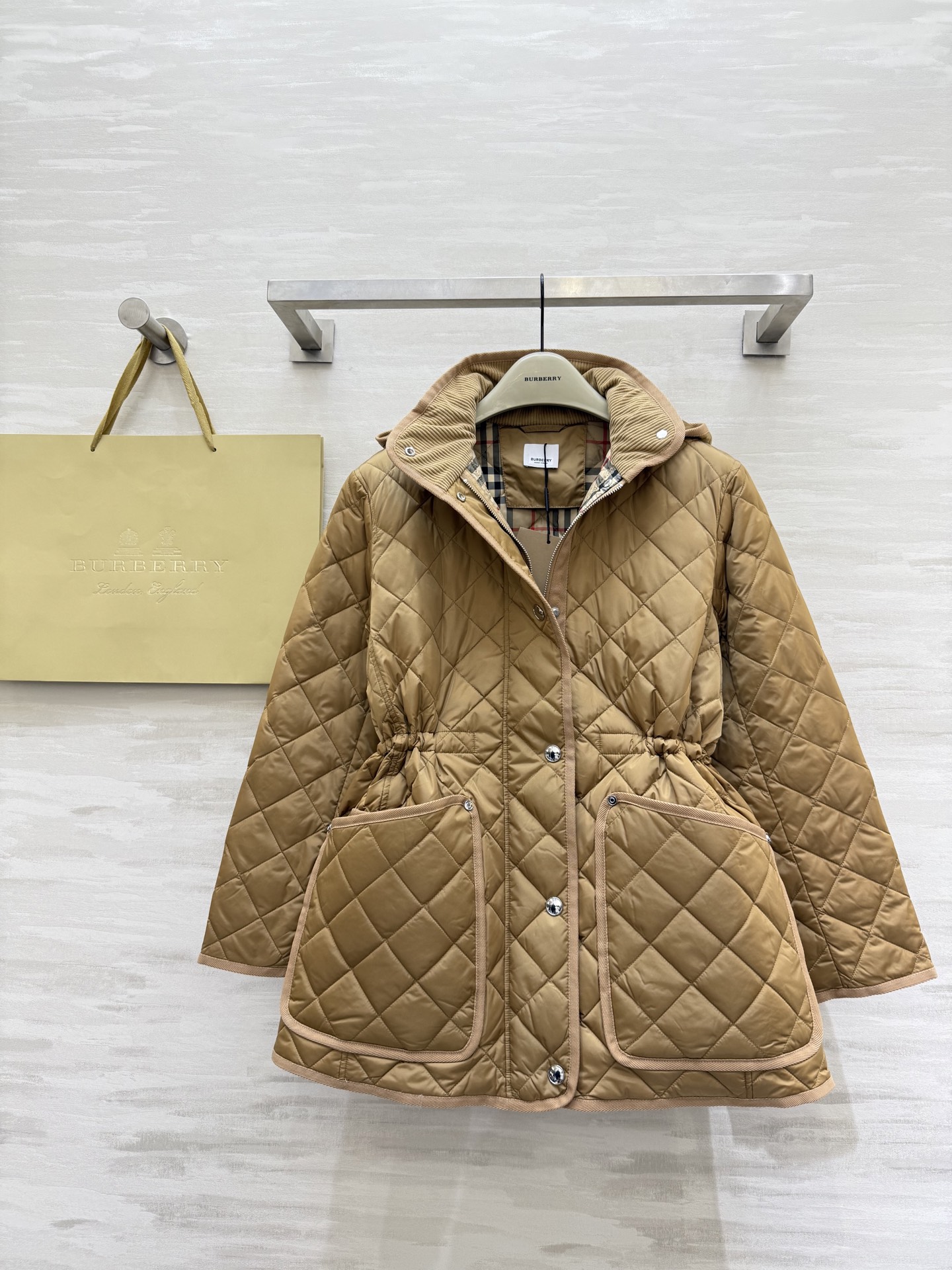 #Burberr♡²⁵秋冬新款 连帽内收腰羽绒外套 90白鸭绒填充 高品质定制 现货首发size：S/M