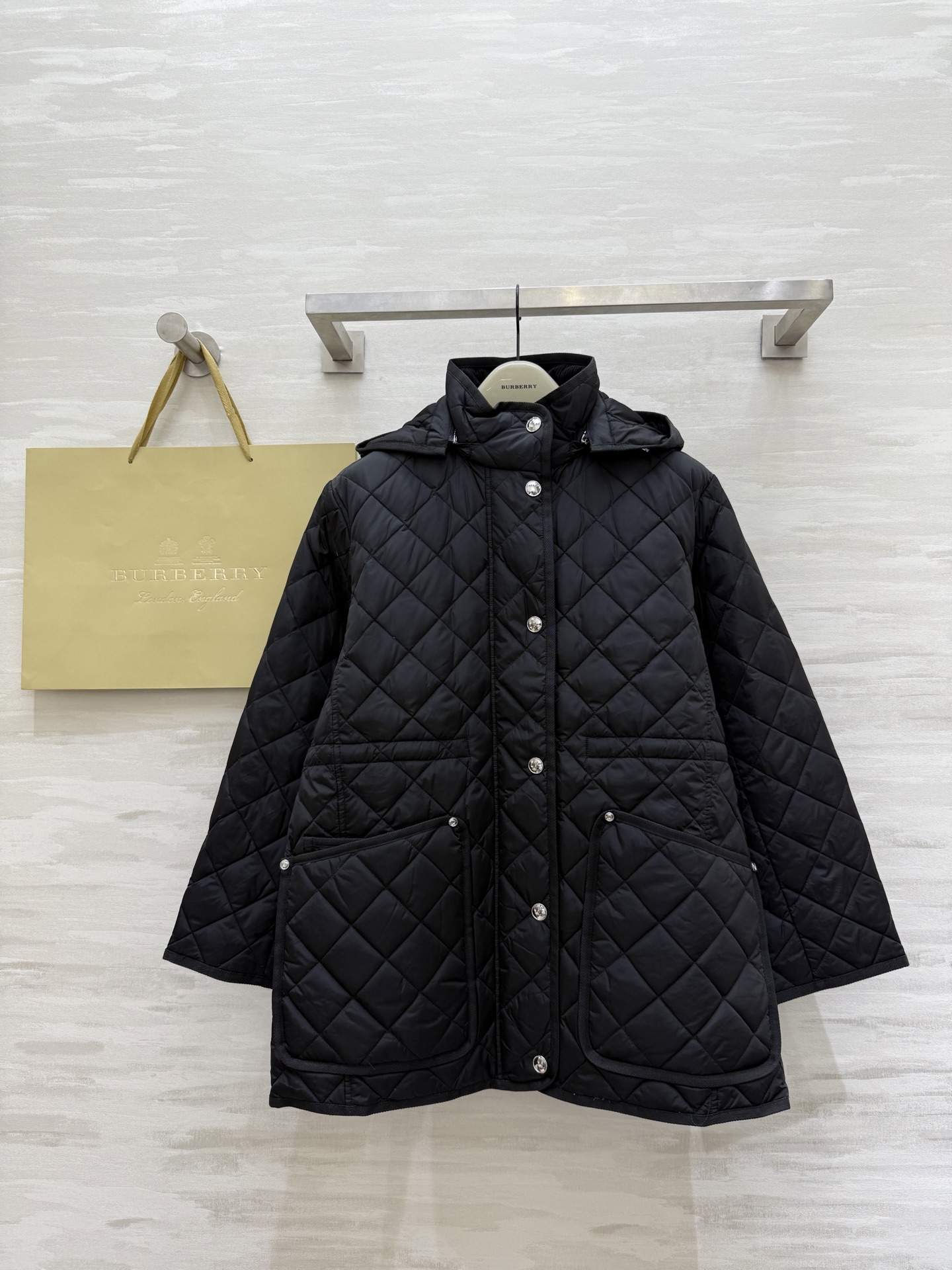 NO:570088,#Burberr autumn and winter new style hooded waisted cotton jacket, high quality custom-made, available now, sizeS/M/L/XL/XXL (shoulder width 44, bust 110, length 74),,burberry,jackets & coats,hats,alexander wang19860909#Burberr秋冬新款 连帽内收腰棉服外套 高品质定制 现货首发sizeS/M/L/XL/XXL（M码肩宽44,胸围110,衣长74）,,burberry,jackets & coats,hats,alexander wang,Women's clothing