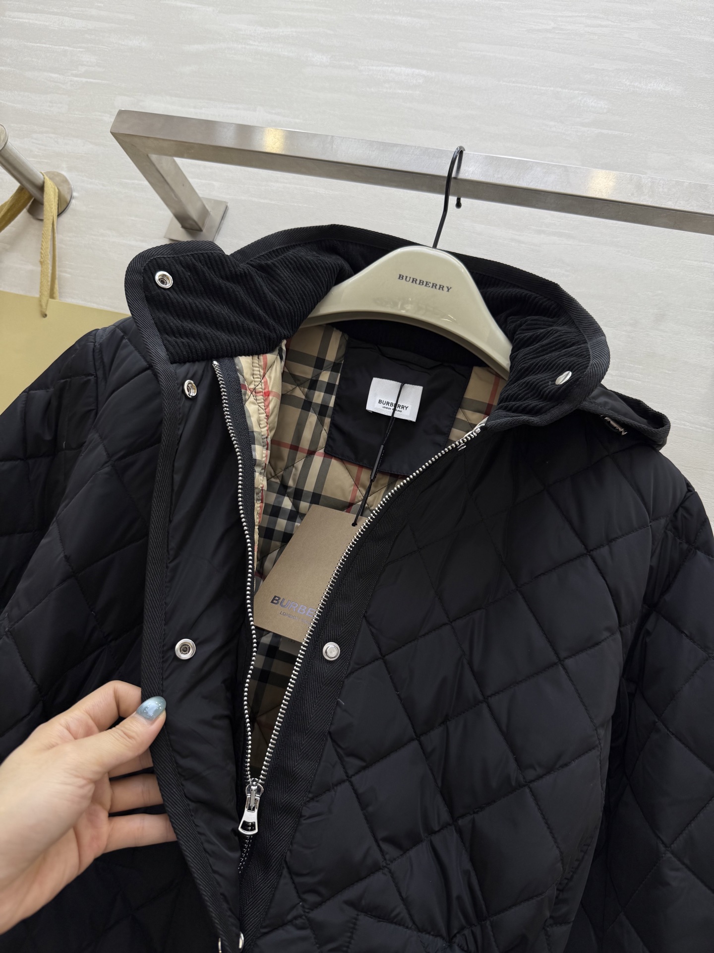 #Burberr♡²⁵秋冬新款 连帽内收腰羽绒外套 内里90白鸭绒填充 高品质定制 现货首发size：S