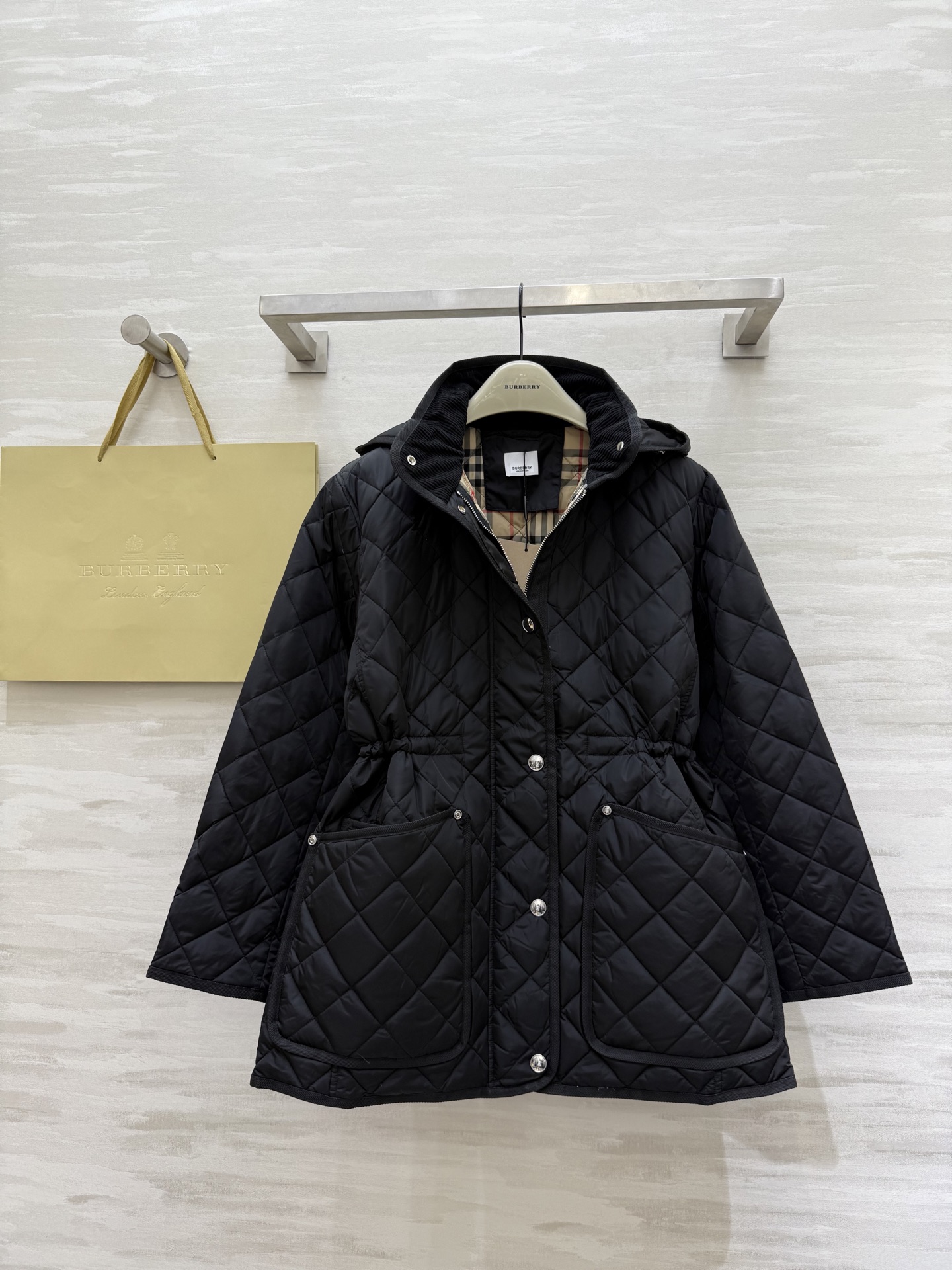 #Burberr♡²⁵秋冬新款 连帽内收腰羽绒外套 内里90白鸭绒填充 高品质定制 现货首发size：S