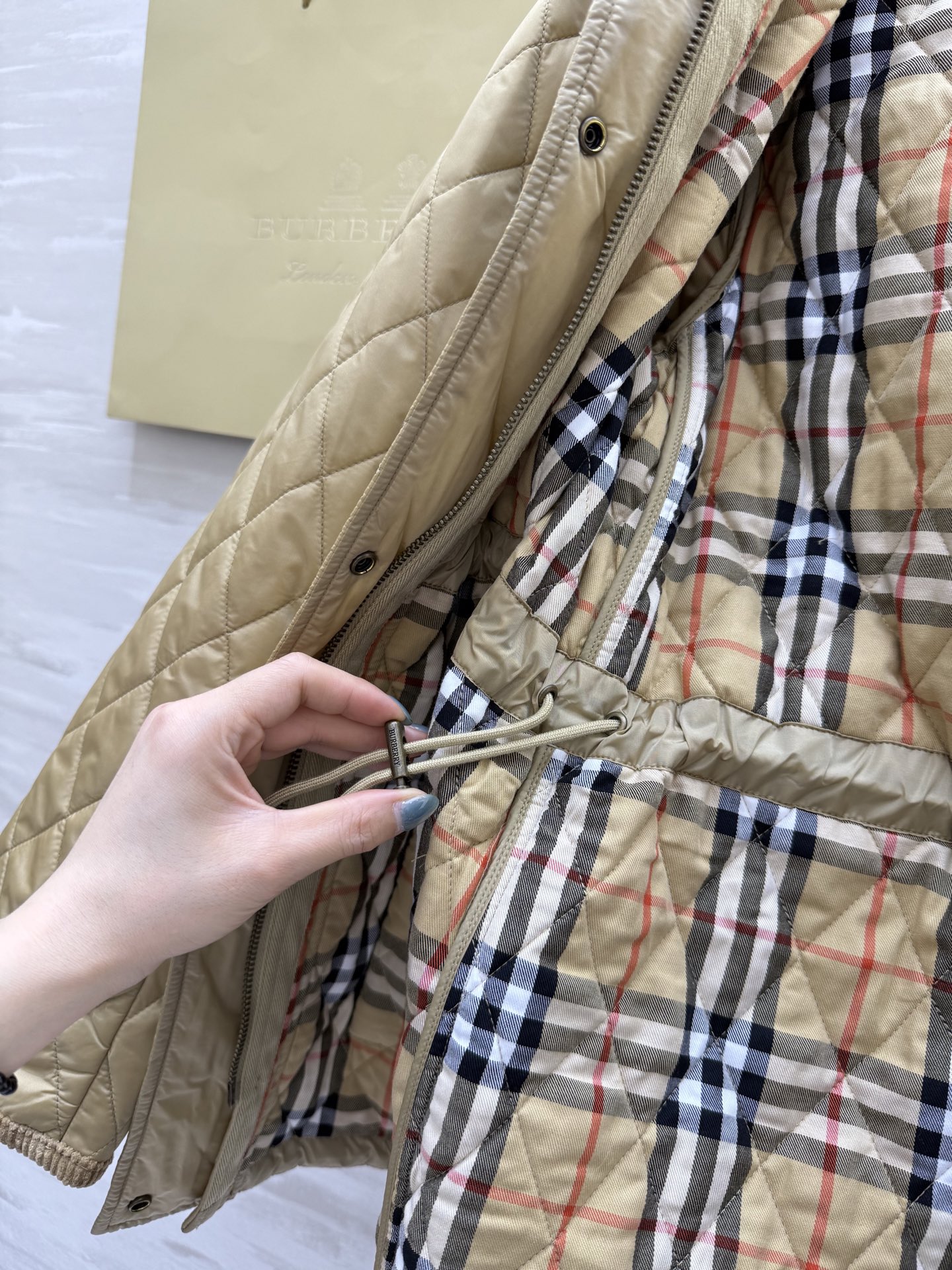 #Burberr♡²⁵秋冬新款 连帽内收腰做旧铜扣 棉服外套 高品质定制 现货首发size：S/M/L/