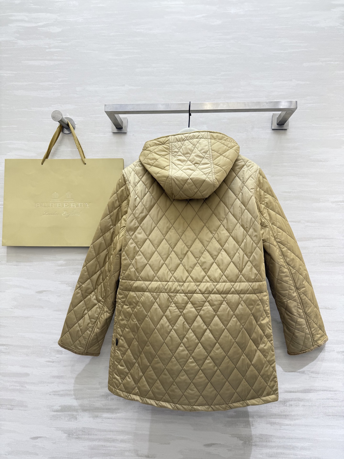 #Burberr♡²⁵秋冬新款 连帽内收腰做旧铜扣 棉服外套 高品质定制 现货首发size：S/M/L/