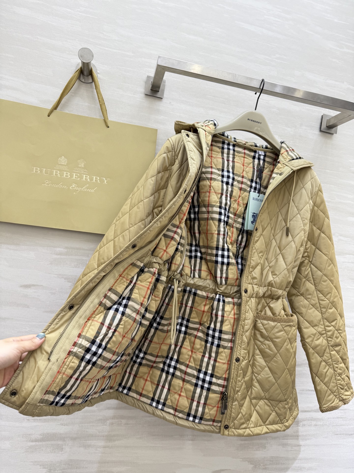 #Burberr♡²⁵秋冬新款 连帽内收腰做旧铜扣 棉服外套 高品质定制 现货首发size：S/M/L/