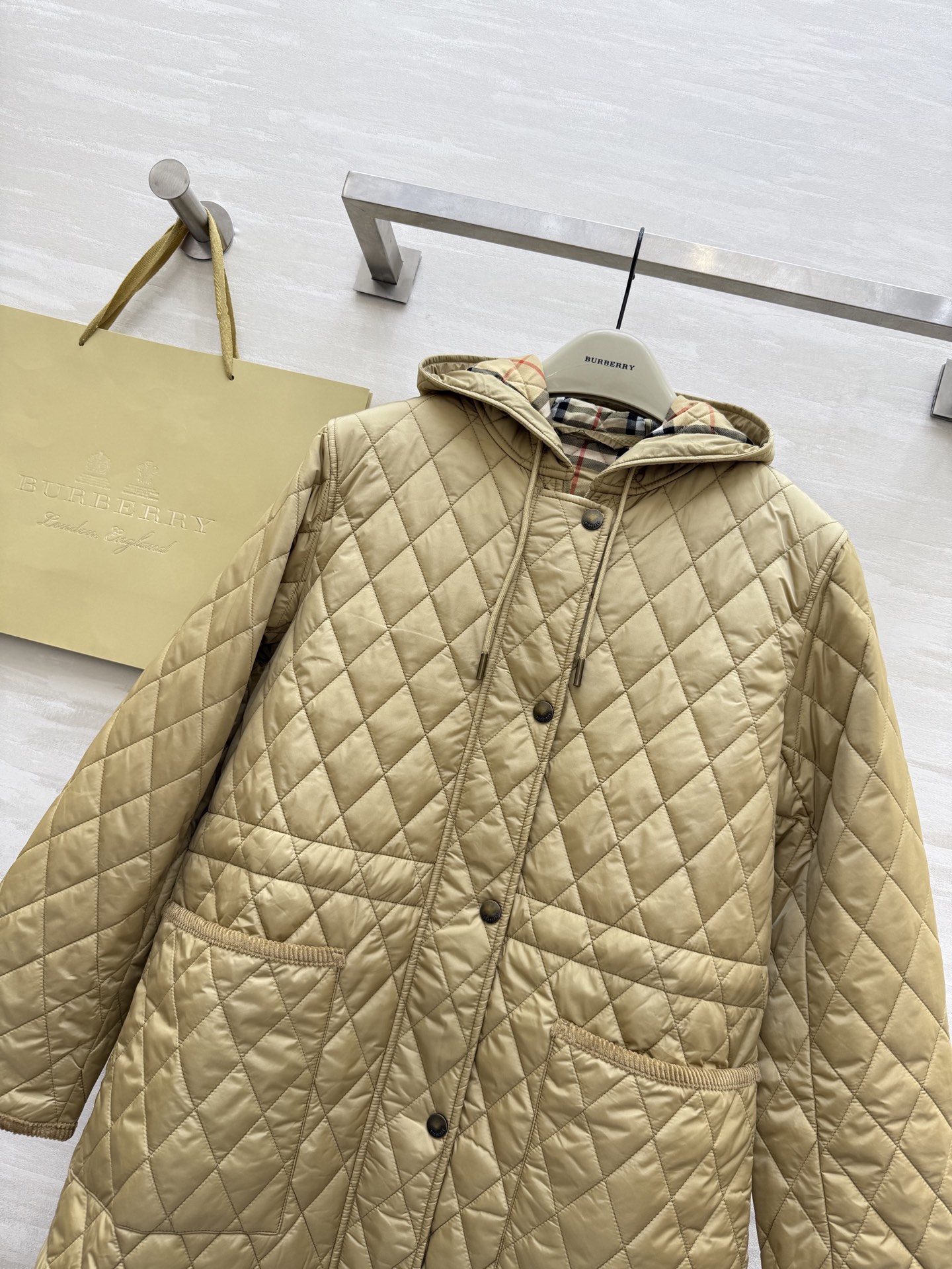 #Burberr♡²⁵秋冬新款 连帽内收腰做旧铜扣 棉服外套 高品质定制 现货首发size：S/M/L/