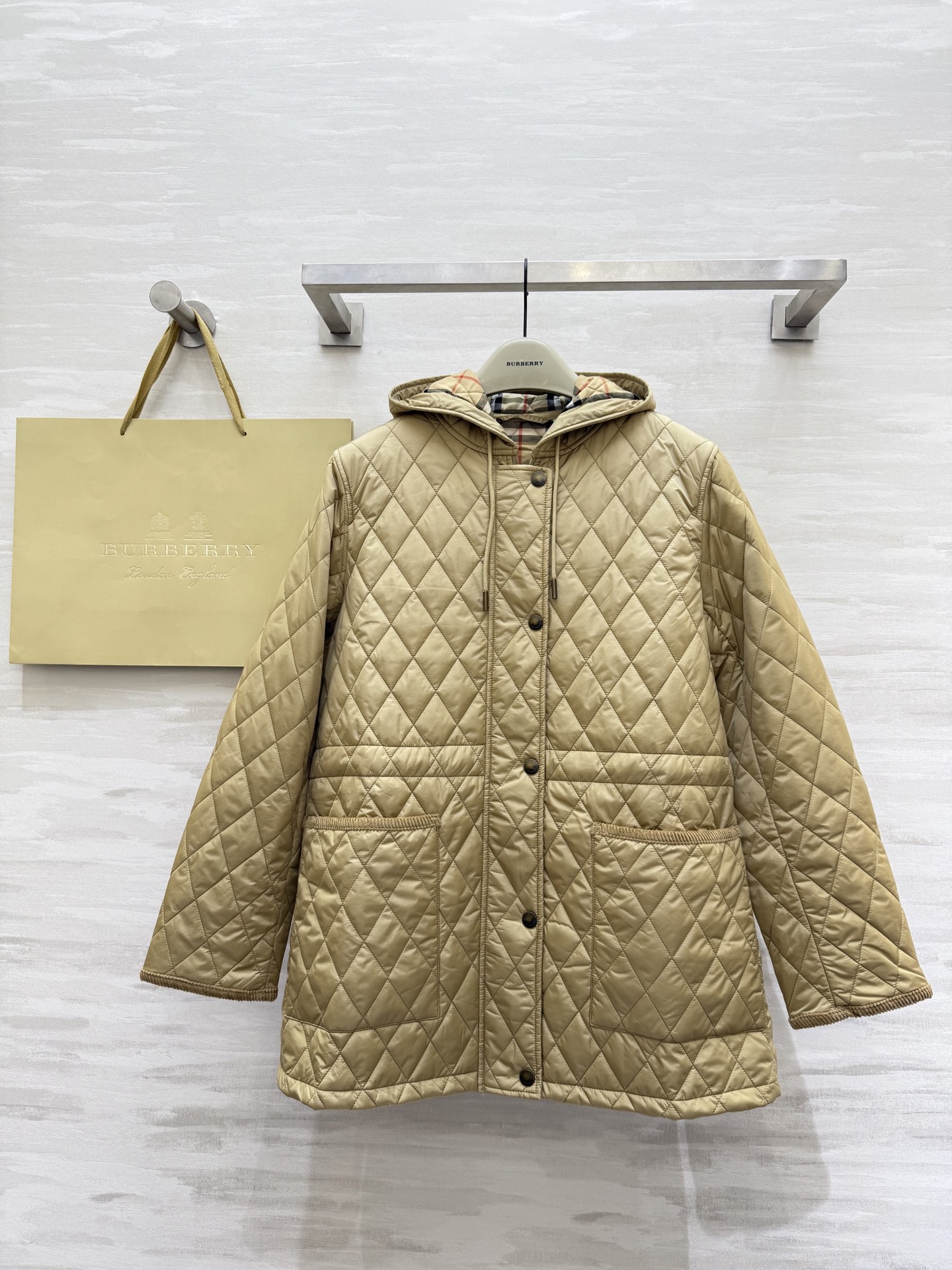 NO:570108,#Burberr new style for autumn and winter, hooded inner waist, distressed copper buckle, cotton jacket, high quality customization, available now, sizeS/M/L/XL/XXL (S size shoulder width 41, bust 106, length 72),,burberry,jackets & coats,hats,alexander wang19860909#Burberr秋冬新款 连帽内收腰做旧铜扣 棉服外套 高品质定制 现货首发sizeS/M/L/XL/XXL（s码肩宽41,胸围106,衣长72）,,burberry,jackets & coats,hats,alexander wang,Women's clothing