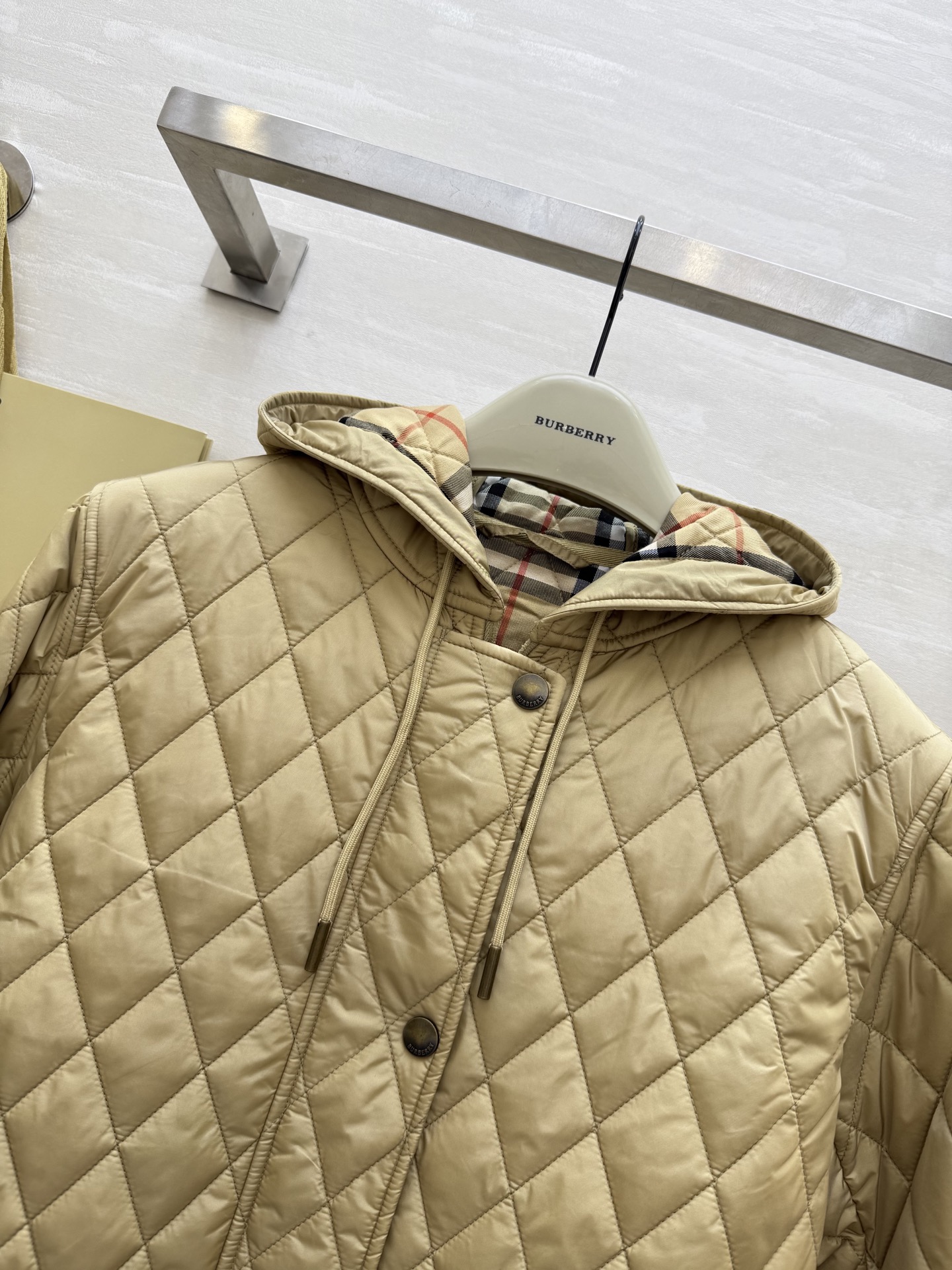 #Burberr♡²⁵秋冬新款 连帽内收腰做旧铜扣 棉服外套 高品质定制 现货首发size：S/M/L/
