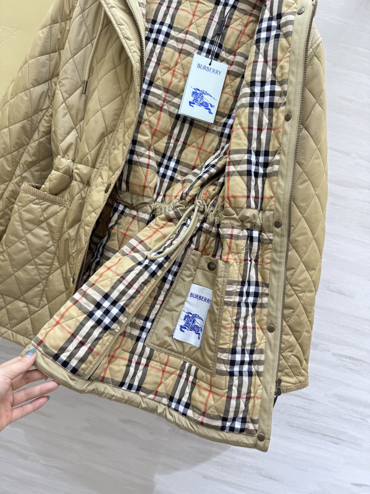 #Burberr♡²⁵秋冬新款 连帽内收腰做旧铜扣 棉服外套 高品质定制 现货首发size：S/M/L/