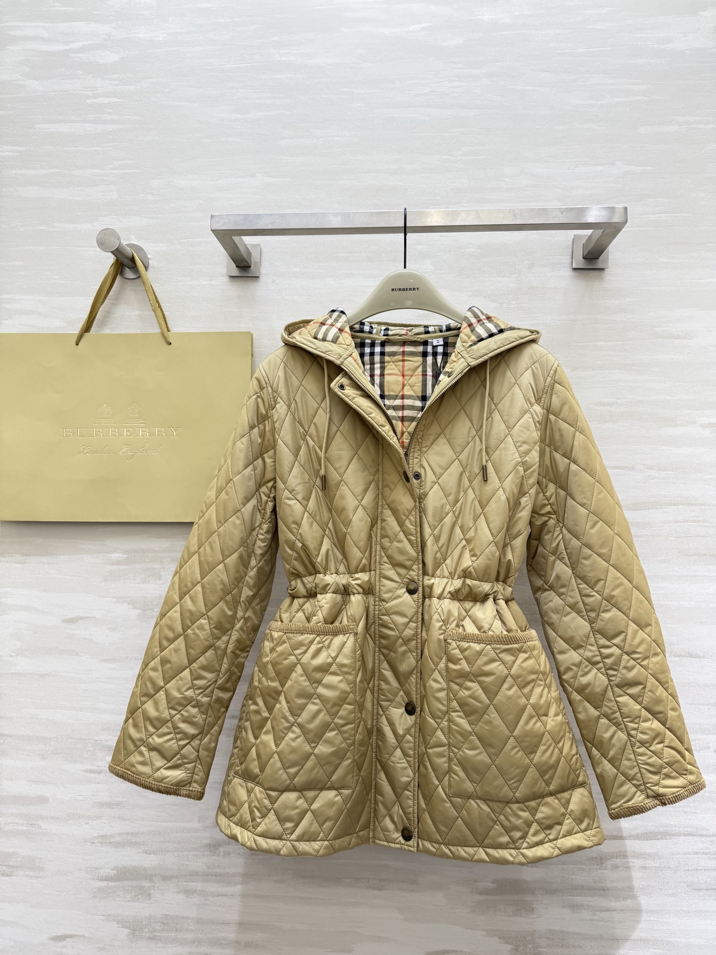 #Burberr♡²⁵秋冬新款 连帽内收腰做旧铜扣 棉服外套 高品质定制 现货首发size：S/M/L/