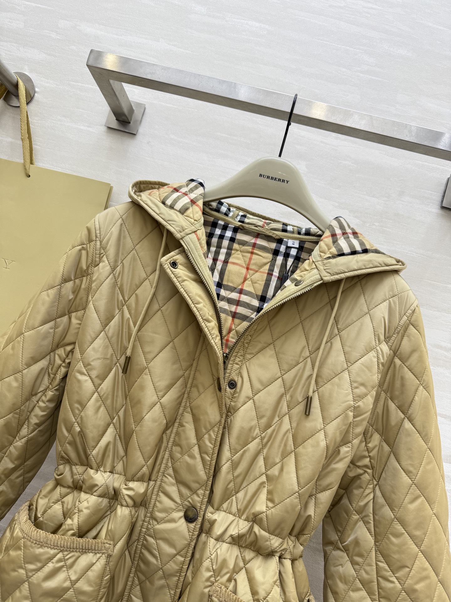 #Burberr♡²⁵秋冬新款 连帽内收腰做旧铜扣 棉服外套 高品质定制 现货首发size：S/M/L/