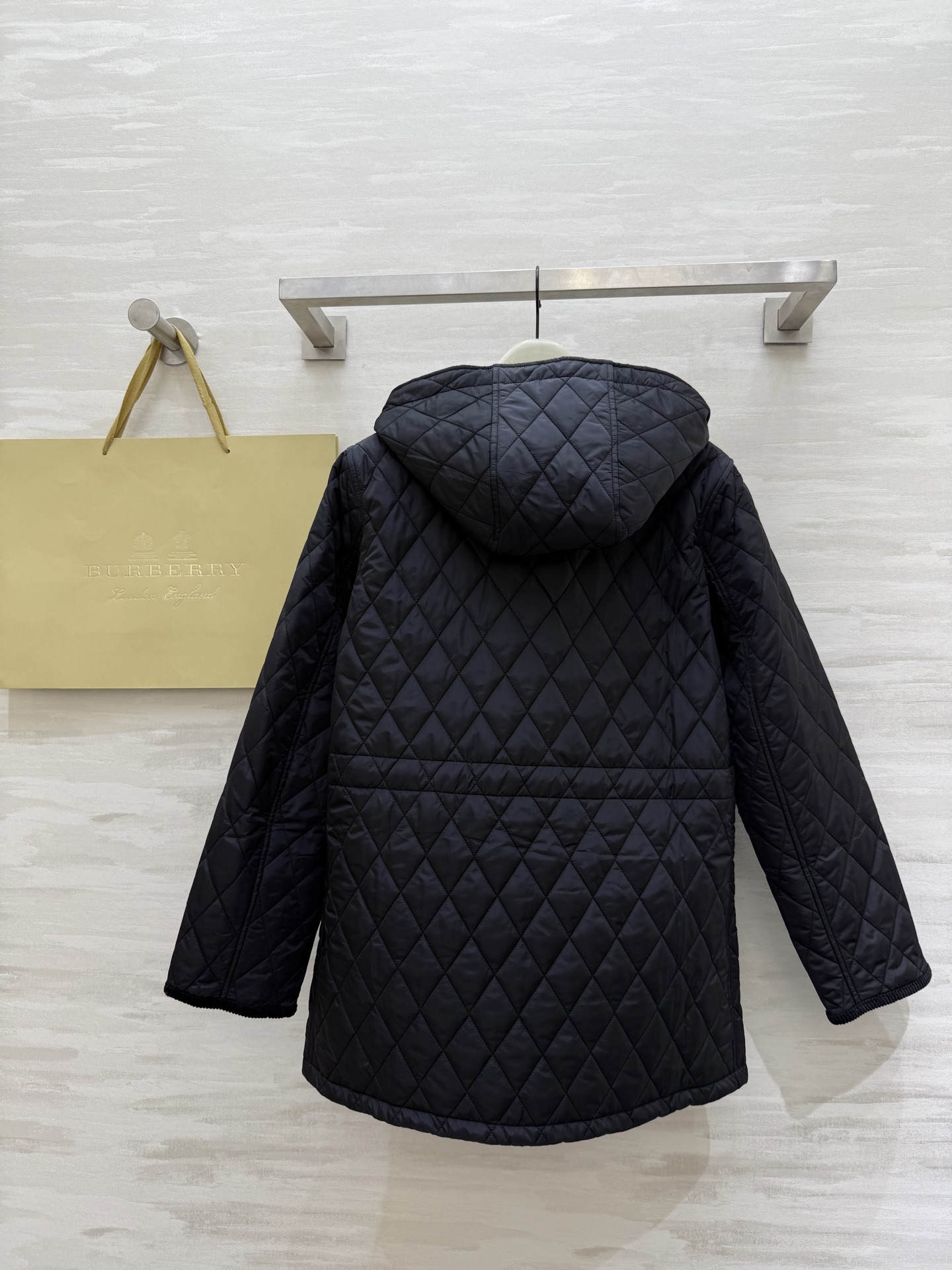 #Burberr♡²⁵秋冬新款 连帽内收腰做旧铜扣 棉服外套 高品质定制 现货首发size：S/M/L/