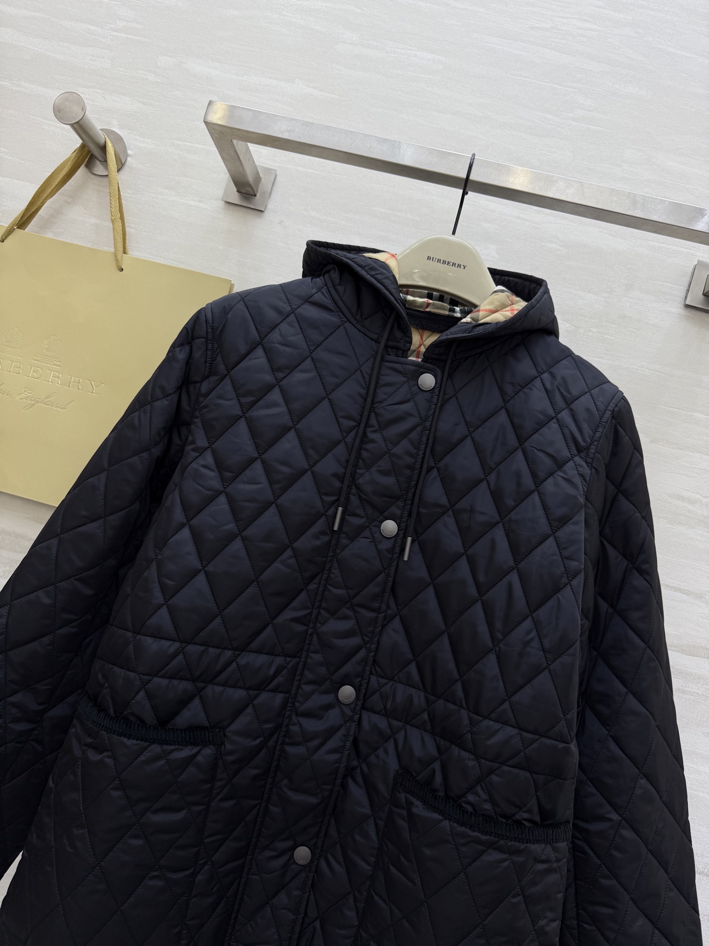 #Burberr♡²⁵秋冬新款 连帽内收腰做旧铜扣 棉服外套 高品质定制 现货首发size：S/M/L/