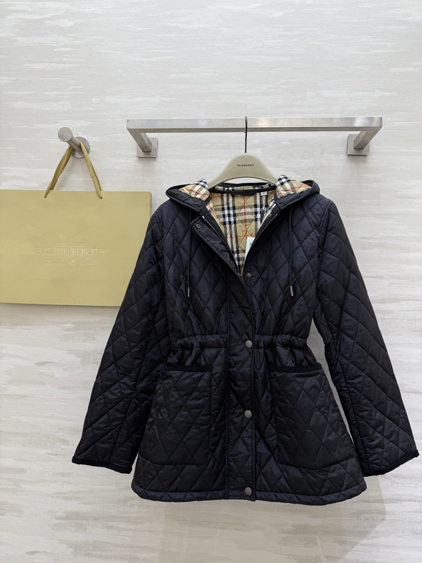 #Burberr♡²⁵秋冬新款 连帽内收腰做旧铜扣 棉服外套 高品质定制 现货首发size：S/M/L/