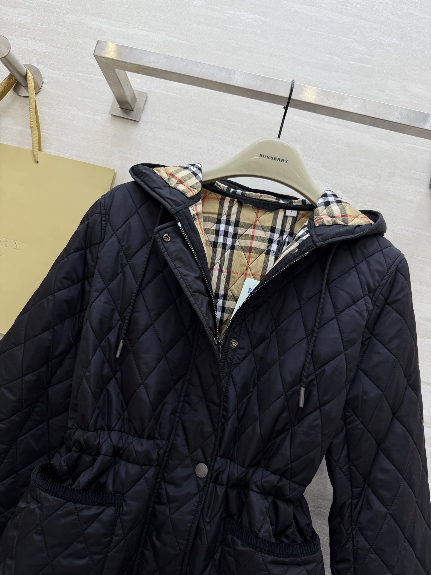 #Burberr♡²⁵秋冬新款 连帽内收腰做旧铜扣 棉服外套 高品质定制 现货首发size：S/M/L/