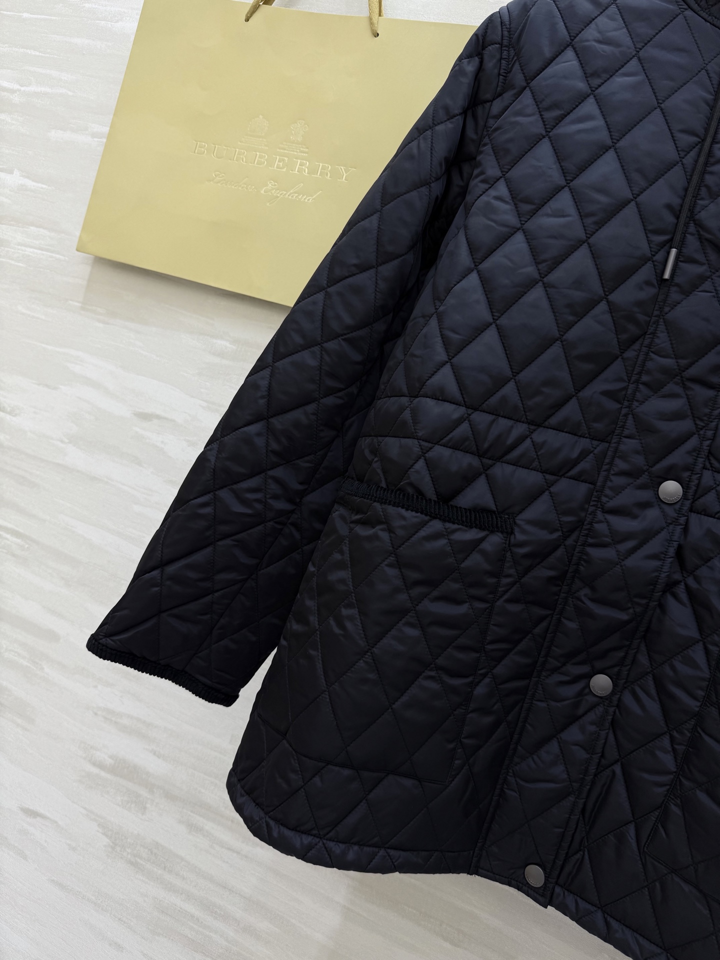 #Burberr♡²⁵秋冬新款 连帽内收腰做旧铜扣 棉服外套 高品质定制 现货首发size：S/M/L/