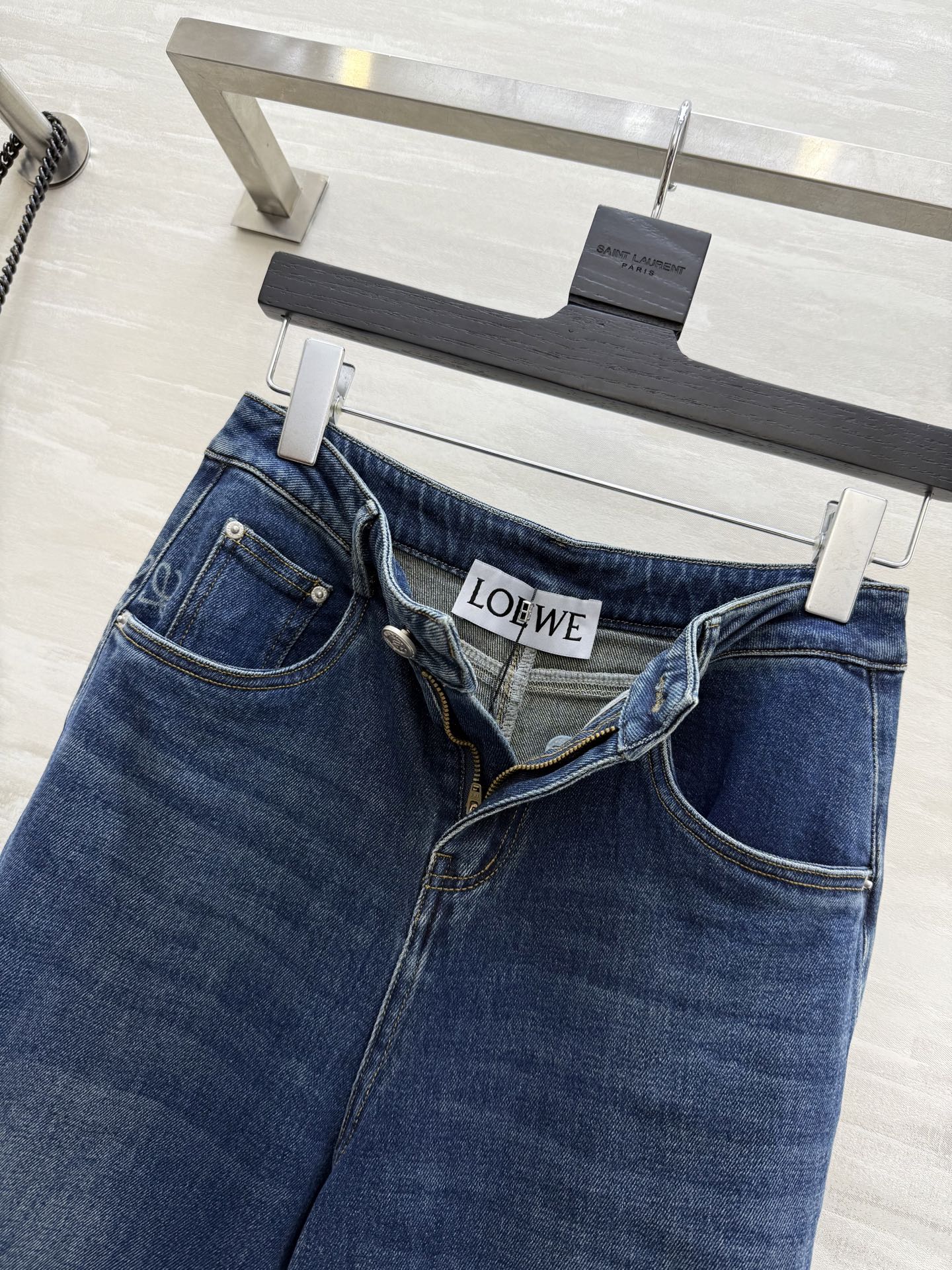 #Loew♡²⁵秋冬新款 杨幂同款 弯刀牛仔裤 超级无敌裤型 上身巨显瘦 高品质定制 现货首发size：