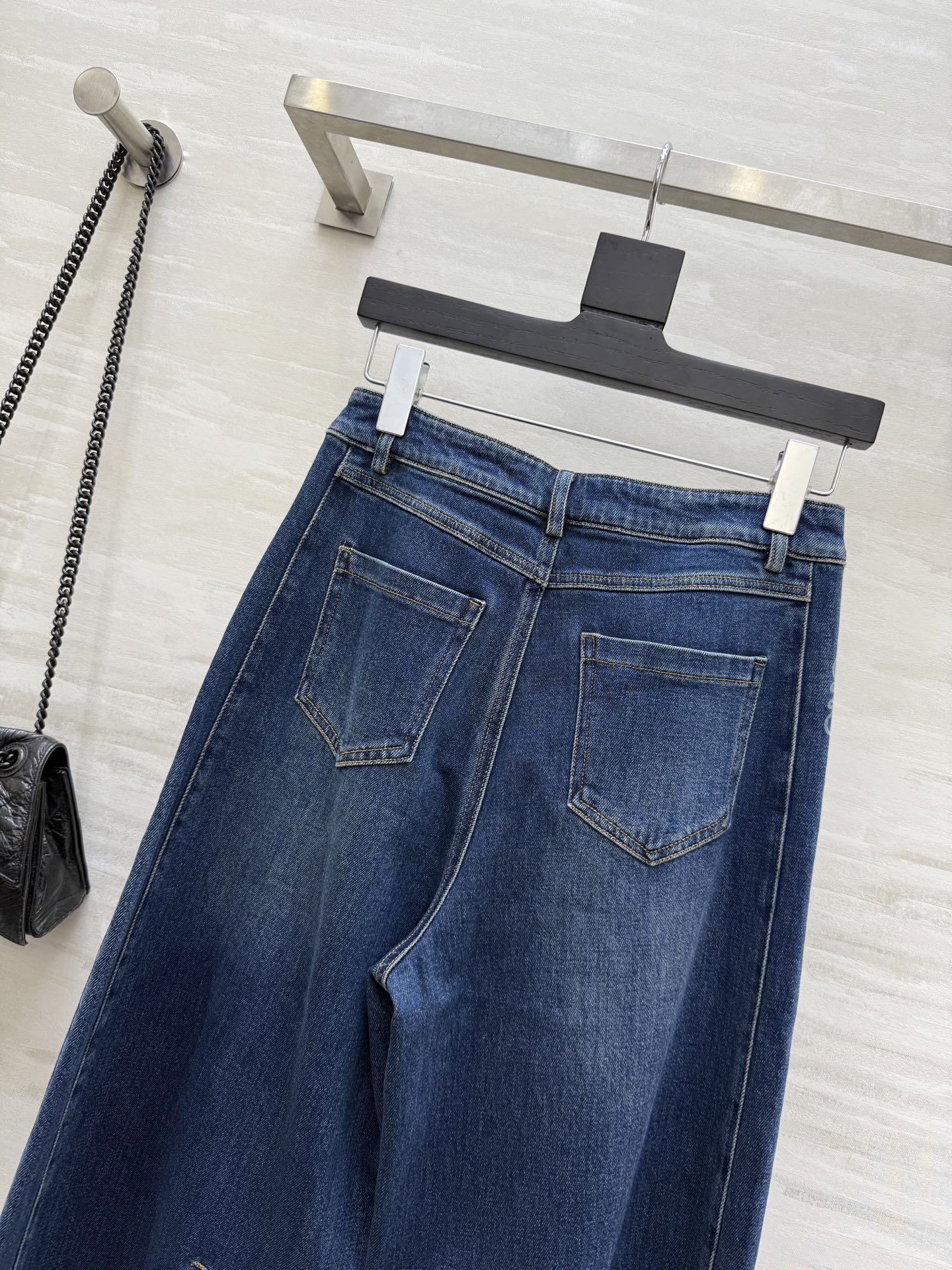 #Loew♡²⁵秋冬新款 杨幂同款 弯刀牛仔裤 超级无敌裤型 上身巨显瘦 高品质定制 现货首发size：