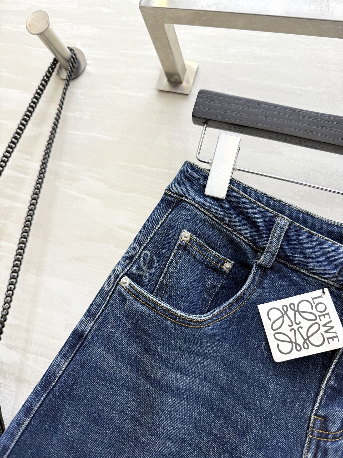 #Loew♡²⁵秋冬新款 杨幂同款 弯刀牛仔裤 超级无敌裤型 上身巨显瘦 高品质定制 现货首发size：