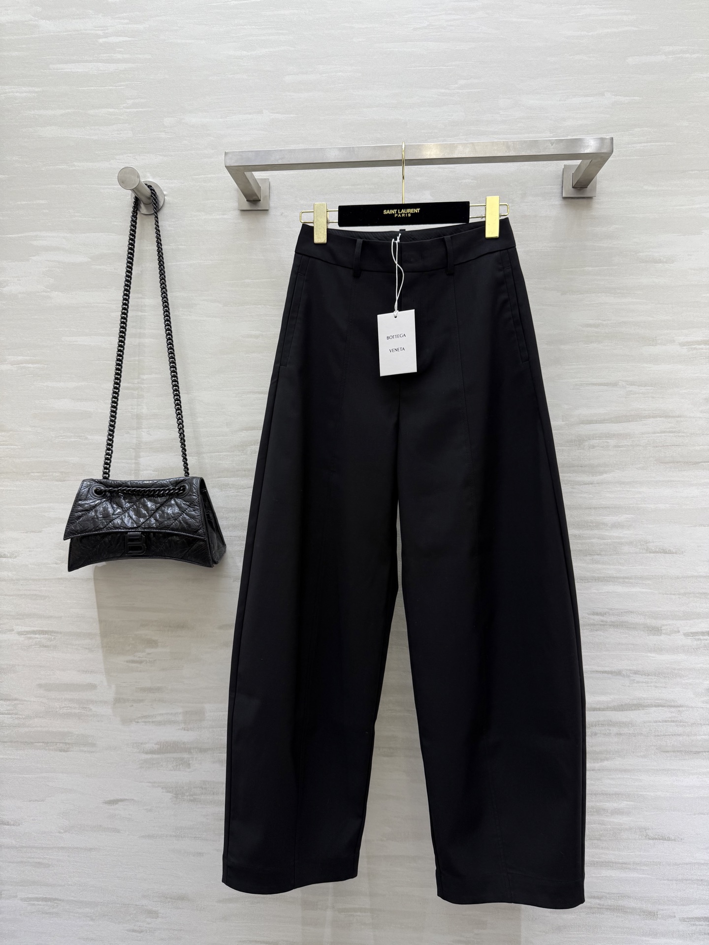 #Bv²⁵秋冬新款 弯刀廓形西裤 高品质 现货首发size：S/M/L/XL/XXL（M码腰围：70，裤