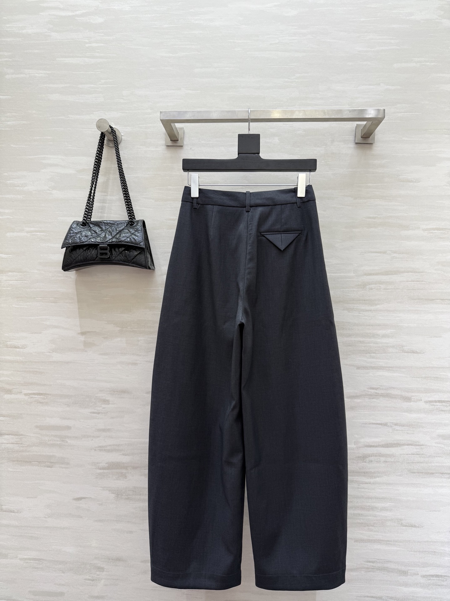 #Bv²⁵秋冬新款 弯刀廓形西裤 高品质 现货首发size：S/M/L/XL/XXL（M码腰围：70，裤