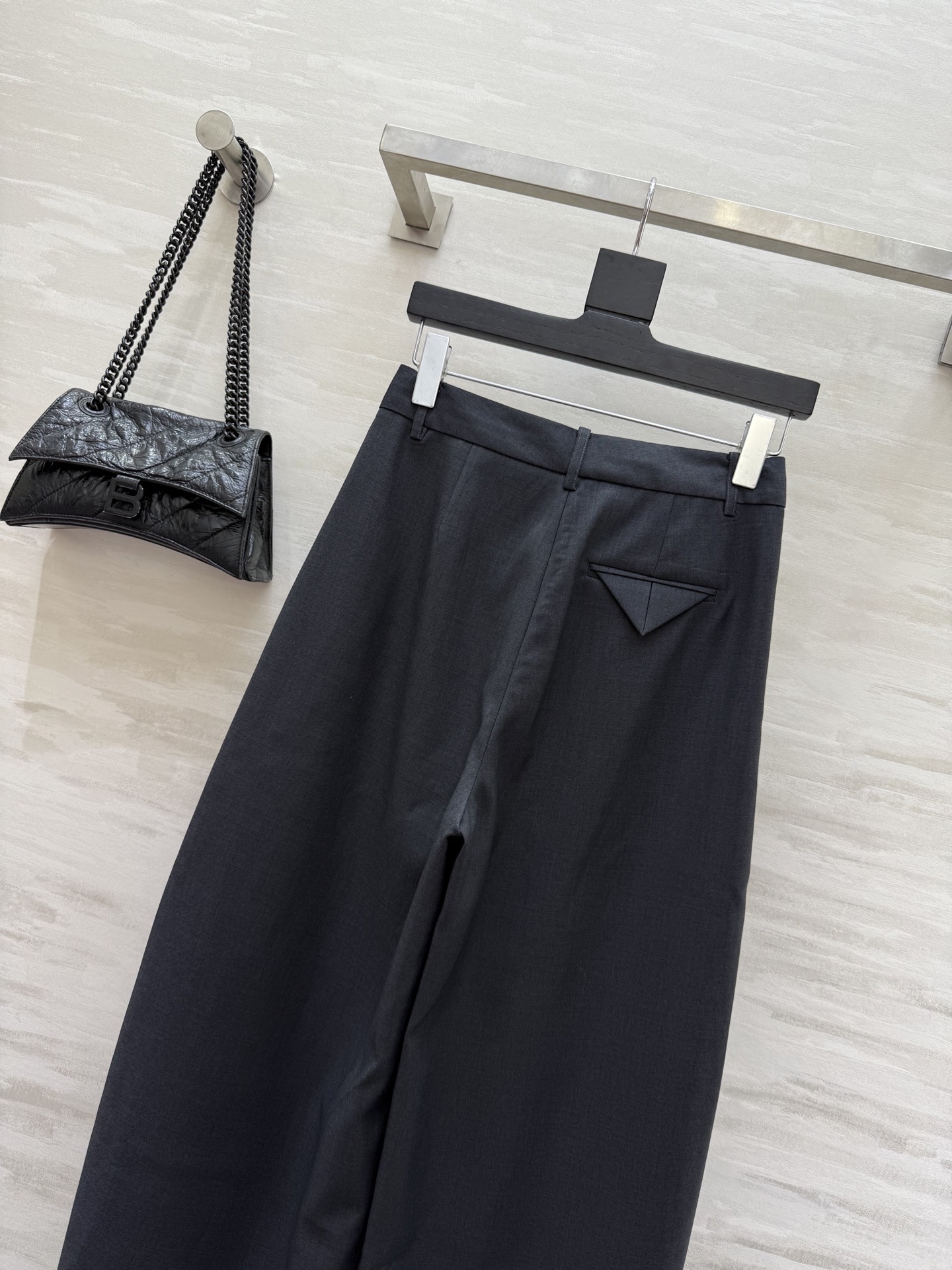 #Bv²⁵秋冬新款 弯刀廓形西裤 高品质 现货首发size：S/M/L/XL/XXL（M码腰围：70，裤