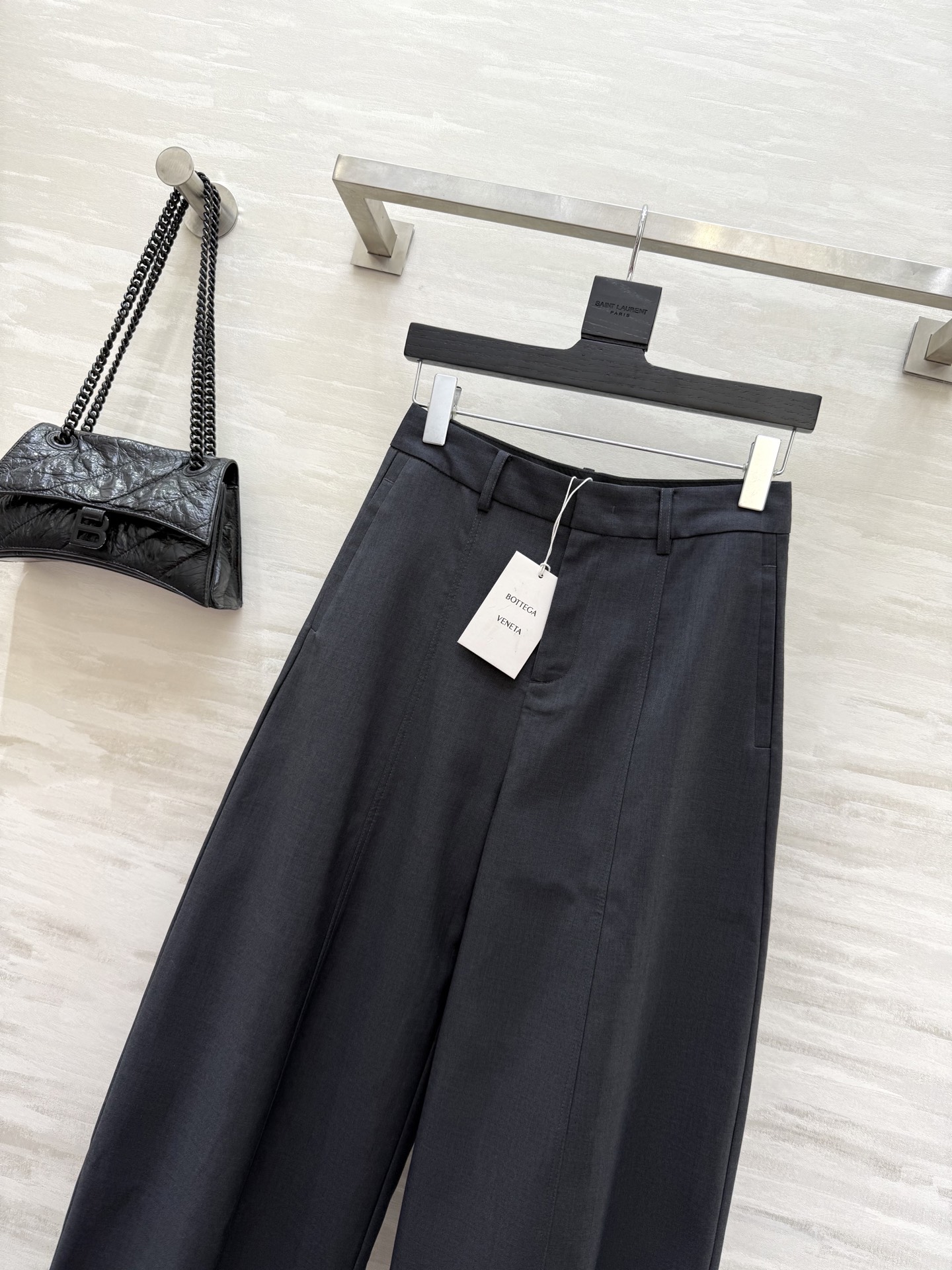 #Bv²⁵秋冬新款 弯刀廓形西裤 高品质 现货首发size：S/M/L/XL/XXL（M码腰围：70，裤