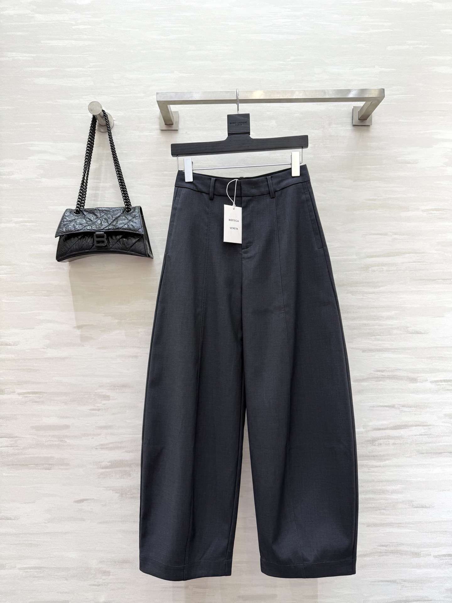 NO:570124,#Bv new autumn and winter scimitar silhouette trousers, high quality, ready for sale, first size S/M/L/XL/XXL (M size waist 70, trouser length 102),,bottega veneta,alexander wang19860909#Bv秋冬新款 弯刀廓形西裤 高品质 现货首发sizeS/M/L/XL/XXL（M码腰围70,裤长102）,,bottega veneta,alexander wang,Women's clothing