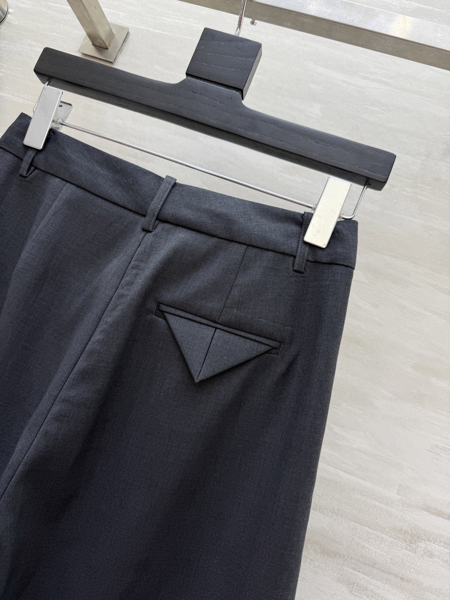 #Bv²⁵秋冬新款 弯刀廓形西裤 高品质 现货首发size：S/M/L/XL/XXL（M码腰围：70，裤