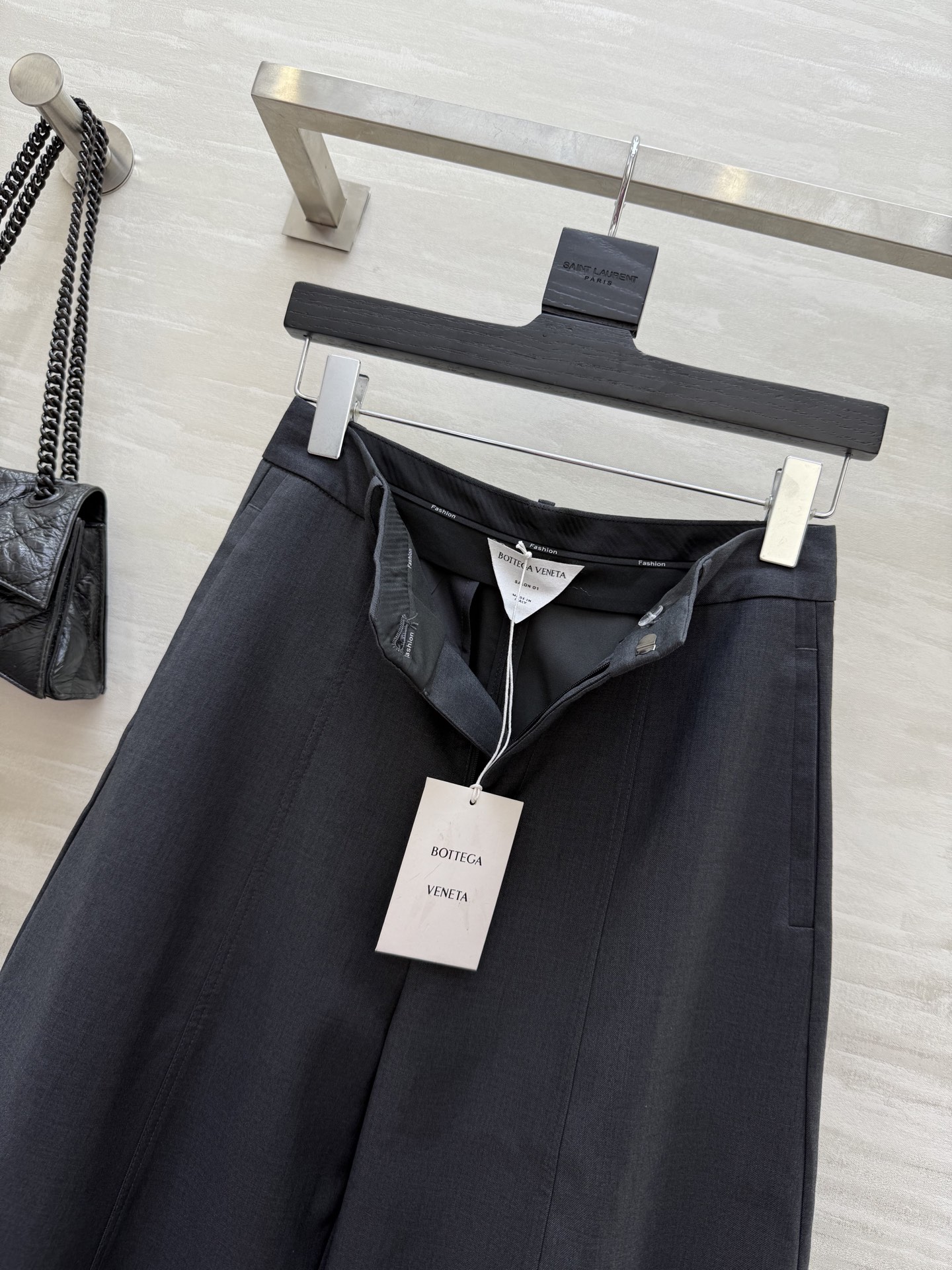 #Bv²⁵秋冬新款 弯刀廓形西裤 高品质 现货首发size：S/M/L/XL/XXL（M码腰围：70，裤