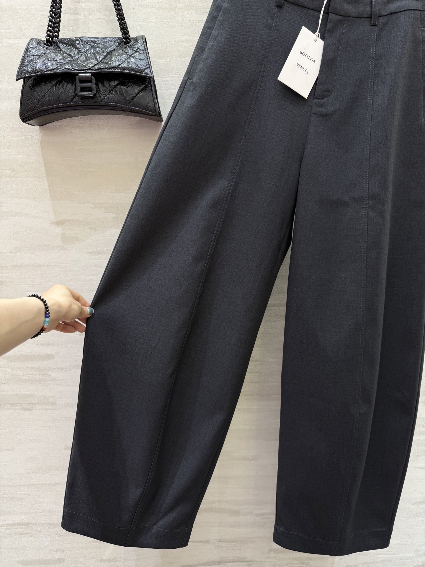 #Bv²⁵秋冬新款 弯刀廓形西裤 高品质 现货首发size：S/M/L/XL/XXL（M码腰围：70，裤