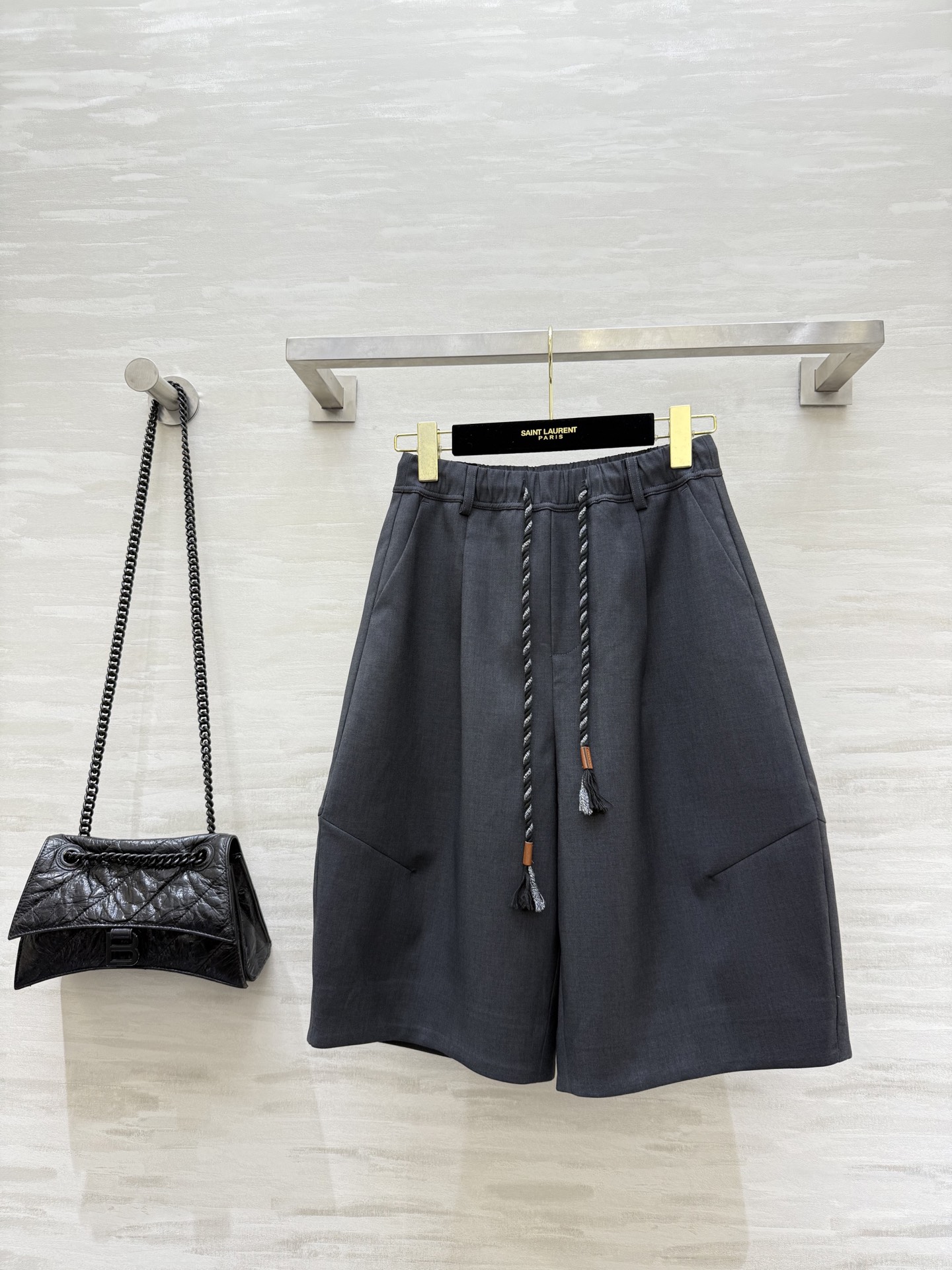 NO:570128,#Loew early autumn new style mid-length trousers, high quality customization, available now, size 26/27/28/29/30 (size 27, waist 68, trouser length 56,, loewe, alexander wang19860909#Loew早秋新款 廓形中裤 高品质定制 现货首发size26/27/28/29/30（27码腰围68,裤长56,,loewe,alexander wang,Women's clothing