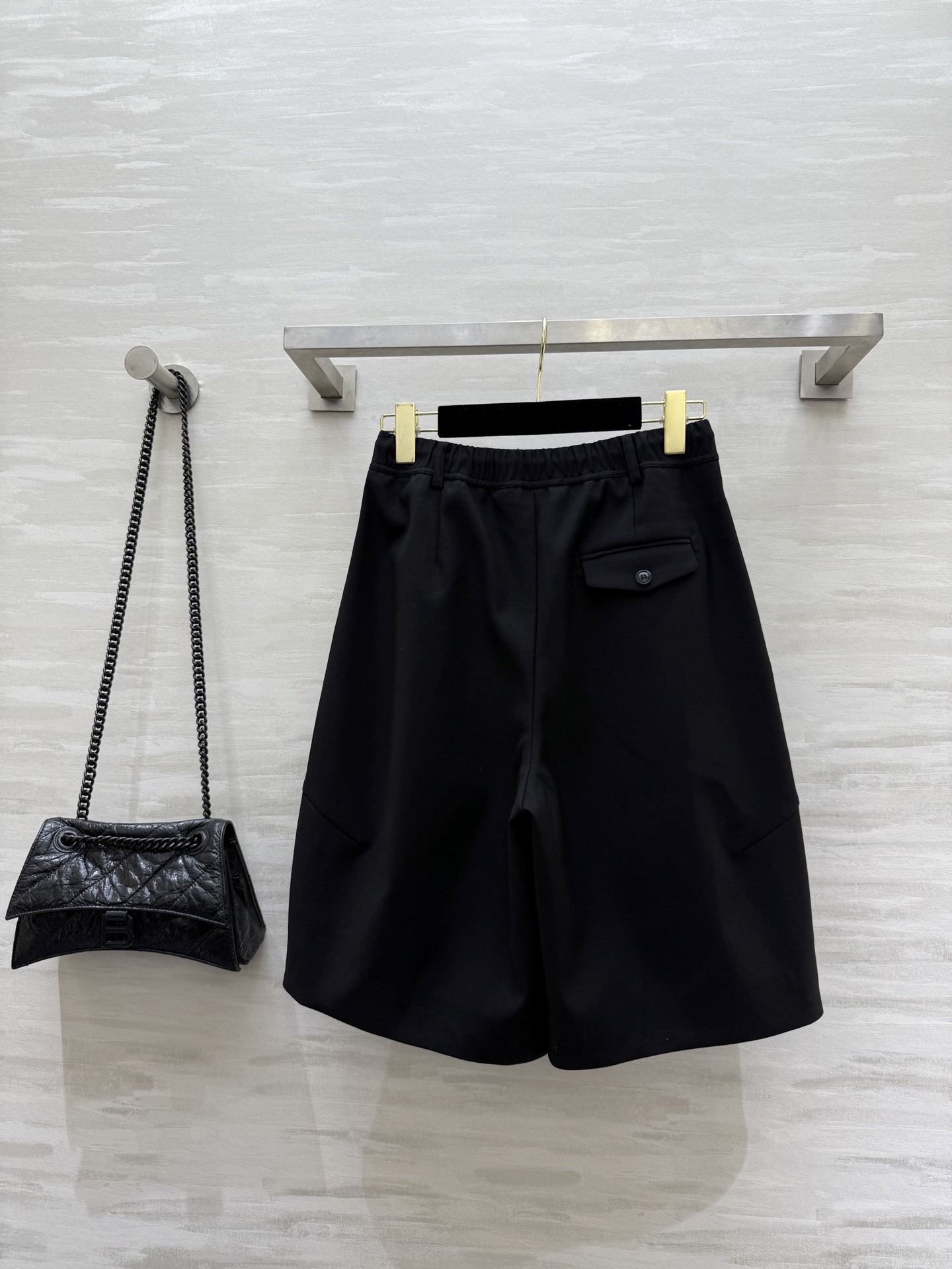 NO:570136,#Loew early autumn new style mid-length trousers, high quality customization, available now, size 26/27/28/29/30 (size 27, waist 68, trouser length 56),,loewe,alexander wang19860909#Loew早秋新款 廓形中裤 高品质定制 现货首发size26/27/28/29/30（27码腰围68,裤长56）,,loewe,alexander wang,Women's clothing