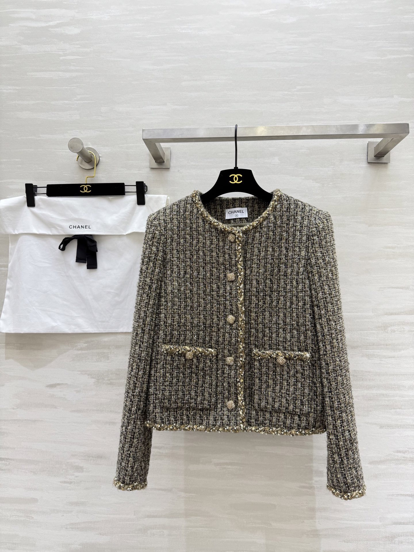 NO:570110,#Chane autumn and winter new style Italian imported woven tweed fabric jacket with silk jacquard lining inside. High quality. Available in stock first. Size36/38/40 (shoulder width 38, bust 90, length 53),,chanel,jackets & coats,real silk,alexander wang19860909#Chane秋冬新款 意大利进口编织花呢面料外套 内里真丝提花里衬 高品质 现货首发size36/38/40（36码肩宽38,胸围90,衣长53）,,chanel,jackets & coats,real silk,alexander wang,Women's clothing