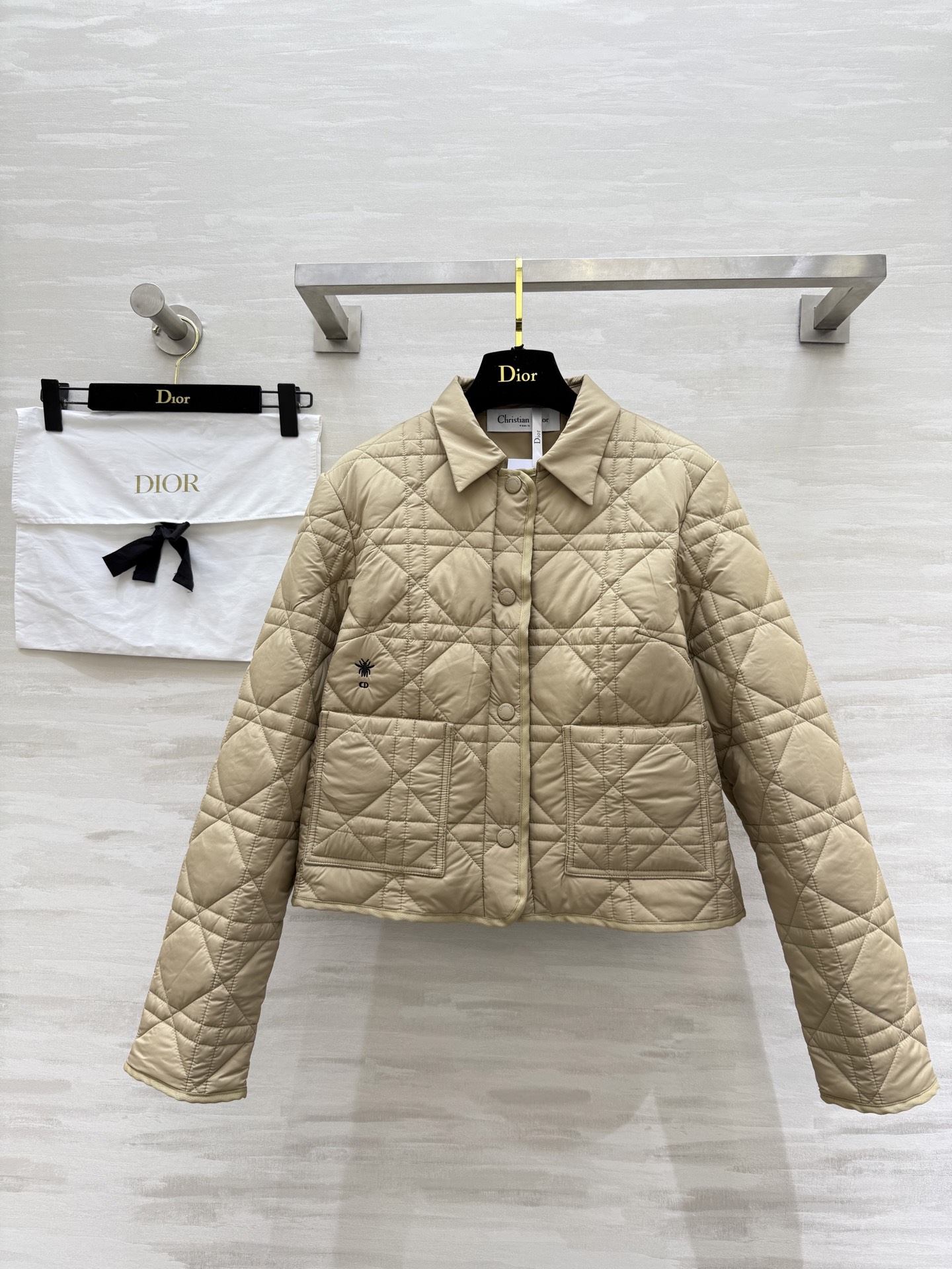 NO:570141,#DIO New Autumn and Winter Style Princess Diana Cannage Pattern Lapel Cotton Jacket High Quality Customized Ready Available First SizeS/M/L (S Size Shoulder Width 42, Bust 100, Clothes Length 53),, dior, jackets & coats, alexander wang19860909#DIO秋冬新款 戴妃藤格纹翻领棉服外套 高品质定制 现货首发sizeS/M/L（s码肩宽42,胸围100,衣长53）,,dior,jackets & coats,alexander wang,Women's clothing