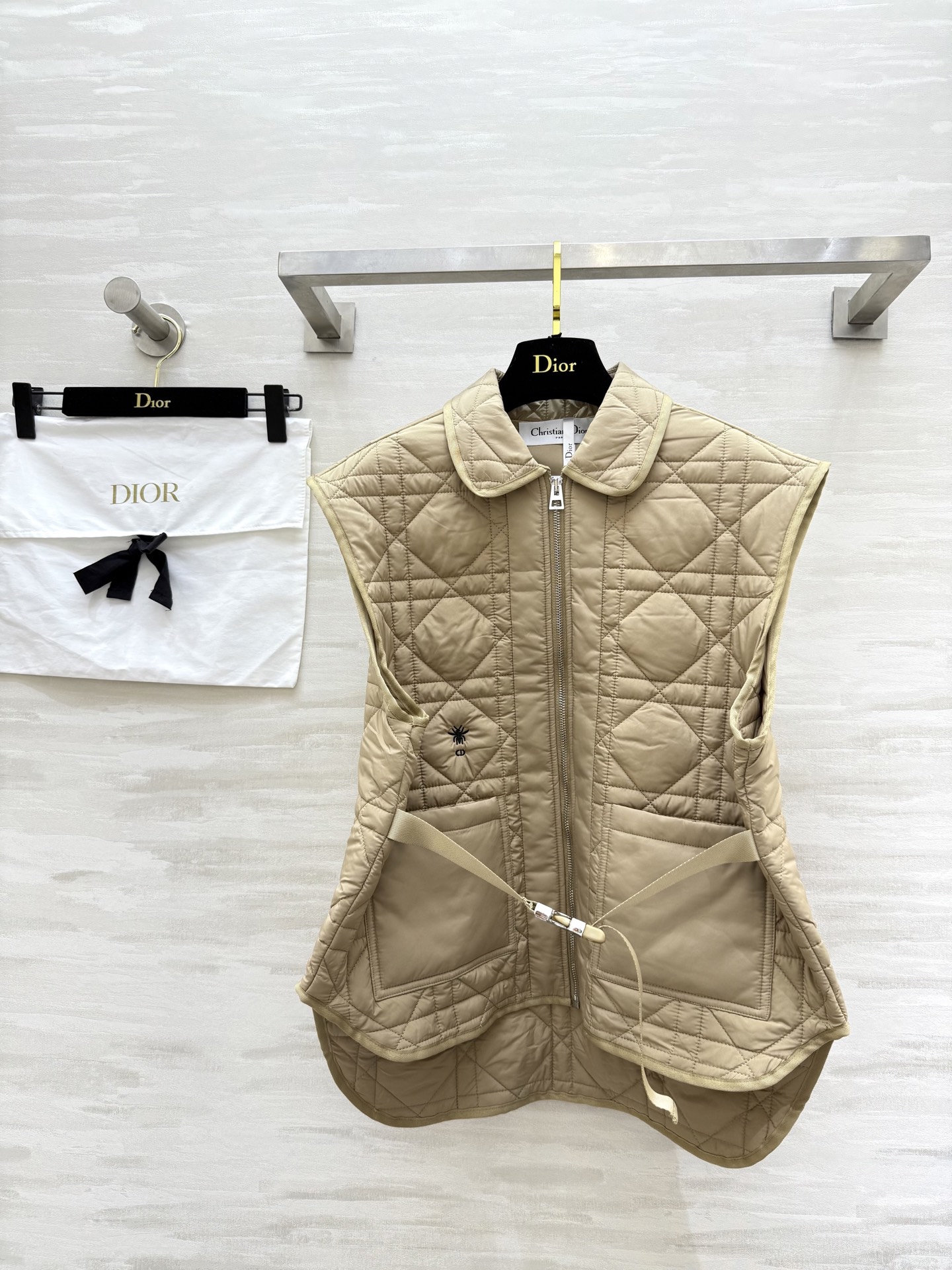 NO:570144,#DIO new autumn and winter style Princess Diana's cannage pattern cotton vest, belt design to tighten the waist and make you look slimmer, high quality customization, available in stock, sizeS/M/L (S size bust 106, length 56-64),, dior, alexander wang19860909#DIO秋冬新款 戴妃藤格纹棉服马甲 腰带设计收腰显瘦 高品质定制 现货首发sizeS/M/L（s码胸围106,衣长56-64）,,dior,alexander wang,Women's clothing
