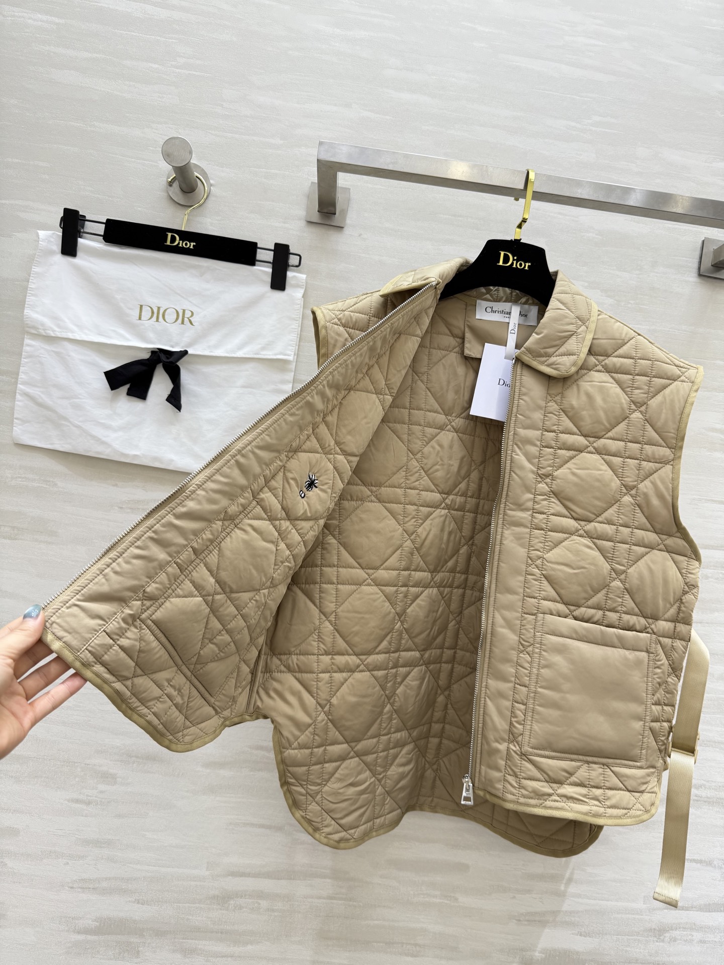 #DIO♡²⁵秋冬新款 戴妃藤格纹棉服马甲 腰带设计收腰显瘦 高品质定制 现货首发size：S/M/L（