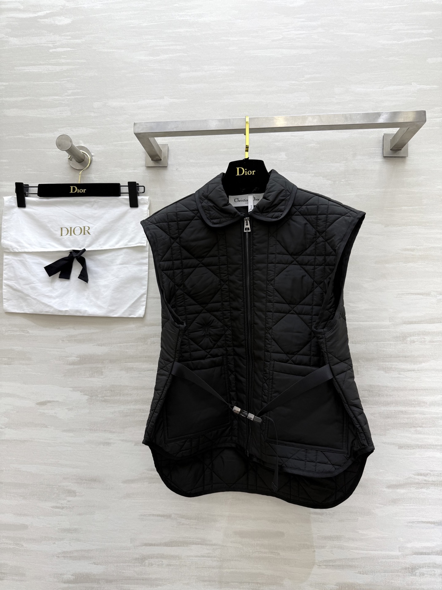 NO:570166,#DIO new autumn and winter style Princess Diana's cannage pattern cotton vest, belt design to tighten the waist and make you look slimmer, high quality customization, available in stock, sizeS/M/L (S size bust 106, length 56-64),, dior, alexander wang19860909#DIO秋冬新款 戴妃藤格纹棉服马甲 腰带设计收腰显瘦 高品质定制 现货首发sizeS/M/L（s码胸围106,衣长56-64）,,dior,alexander wang,Women's clothing