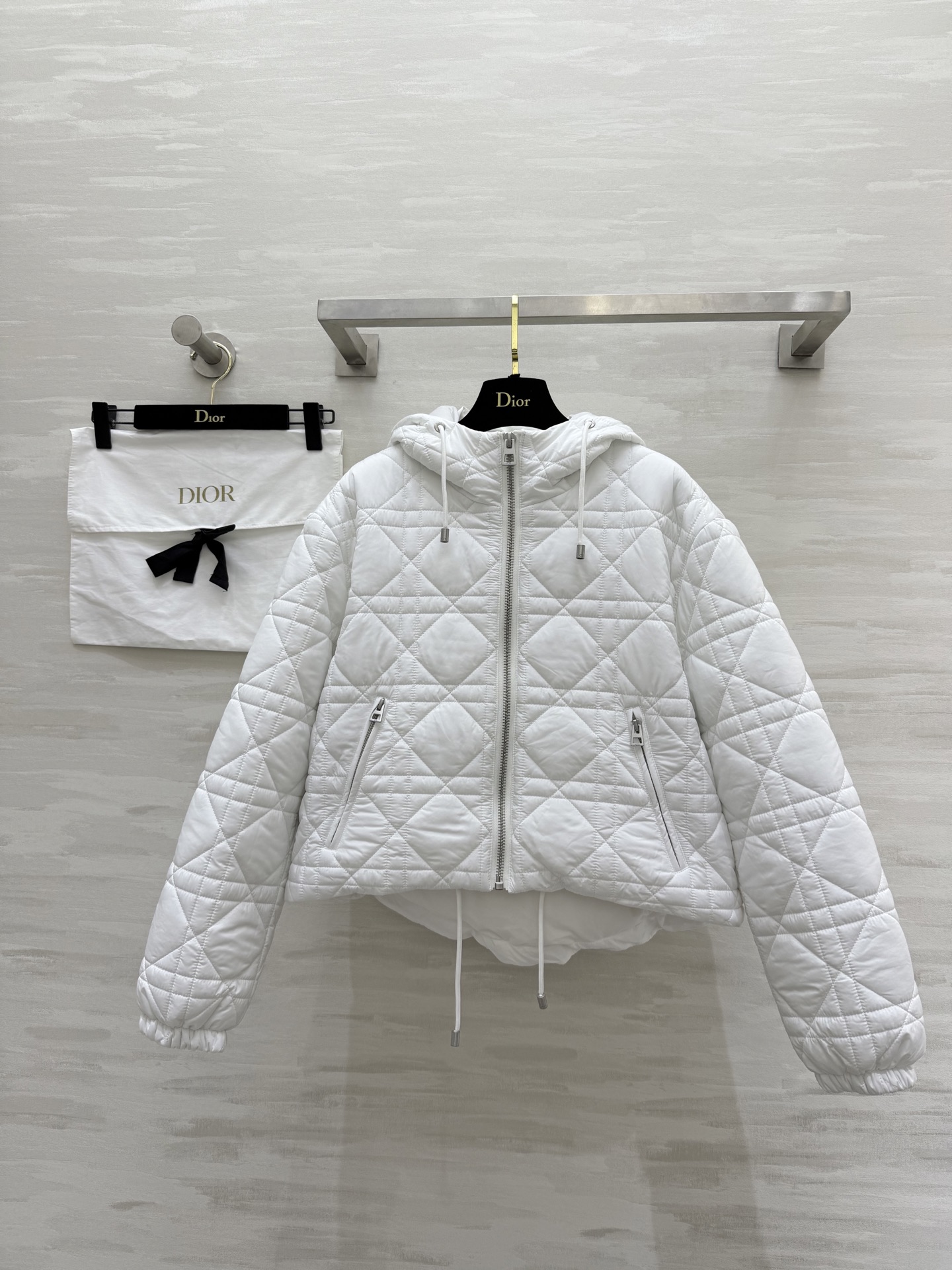 NO:570186,Comes with dust bag #DIO new style for autumn and winter. Princess Diana cannage pattern hooded down jacket filled with 90% white duck down. Super warm and comfortable. Advanced cannage pattern design. Original development hardware. Heavy bee CD embroidery. High quality. Available in stock. SizeS/M/L (S size shoulder width 50, bust 120, length 50-58),, dior, down jacket, hats, alexander wang19860909配防尘袋#DIO秋冬新款 戴妃藤格纹连帽羽绒服 内里填充90白鸭绒 超级保暖舒适 高级藤格纹设计 原版开发五金 重工蜜蜂CD刺绣 高品质 现货首发sizeS/M/L（s码肩宽50,胸围120,衣长50-58）,,dior,down jacket,hats,alexander wang,Women's clothing