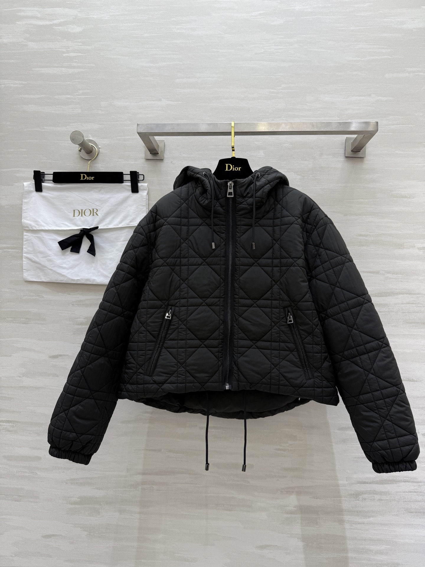 NO:570193,Comes with dust bag #DIO new style for autumn and winter. Princess Diana cannage pattern hooded down jacket filled with 90% white duck down. Super warm and comfortable. Advanced cannage pattern design. Original development hardware. Heavy bee CD embroidery. High quality. Available in stock. SizeS/M/L (S size shoulder width 50, bust 120, length 50-58),, dior, down jacket, hats, alexander wang19860909配防尘袋#DIO秋冬新款 戴妃藤格纹连帽羽绒服 内里填充90白鸭绒 超级保暖舒适 高级藤格纹设计 原版开发五金 重工蜜蜂CD刺绣 高品质 现货首发sizeS/M/L（s码肩宽50,胸围120,衣长50-58）,,dior,down jacket,hats,alexander wang,Women's clothing