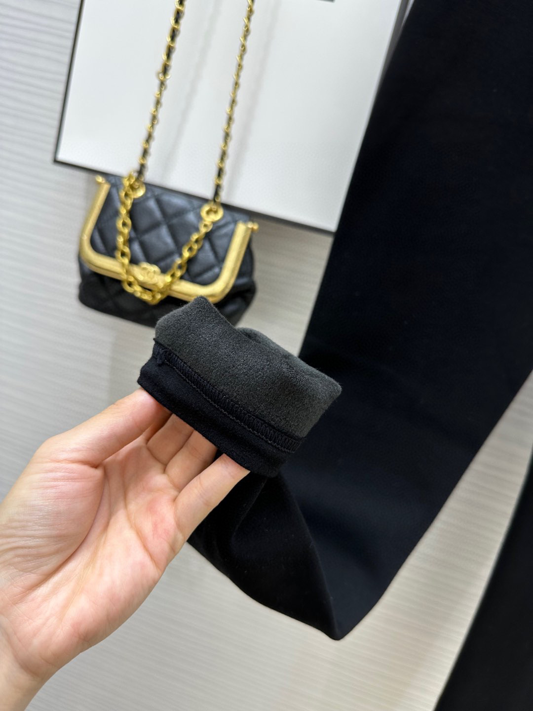 𝗖𝗛𝗔𝗡𝗘𝗟 王炸小黑裤 中古系列 加厚婴儿绒发热超大弹力一字档九分裤 打底裤 超级时髦 超级好看 内里