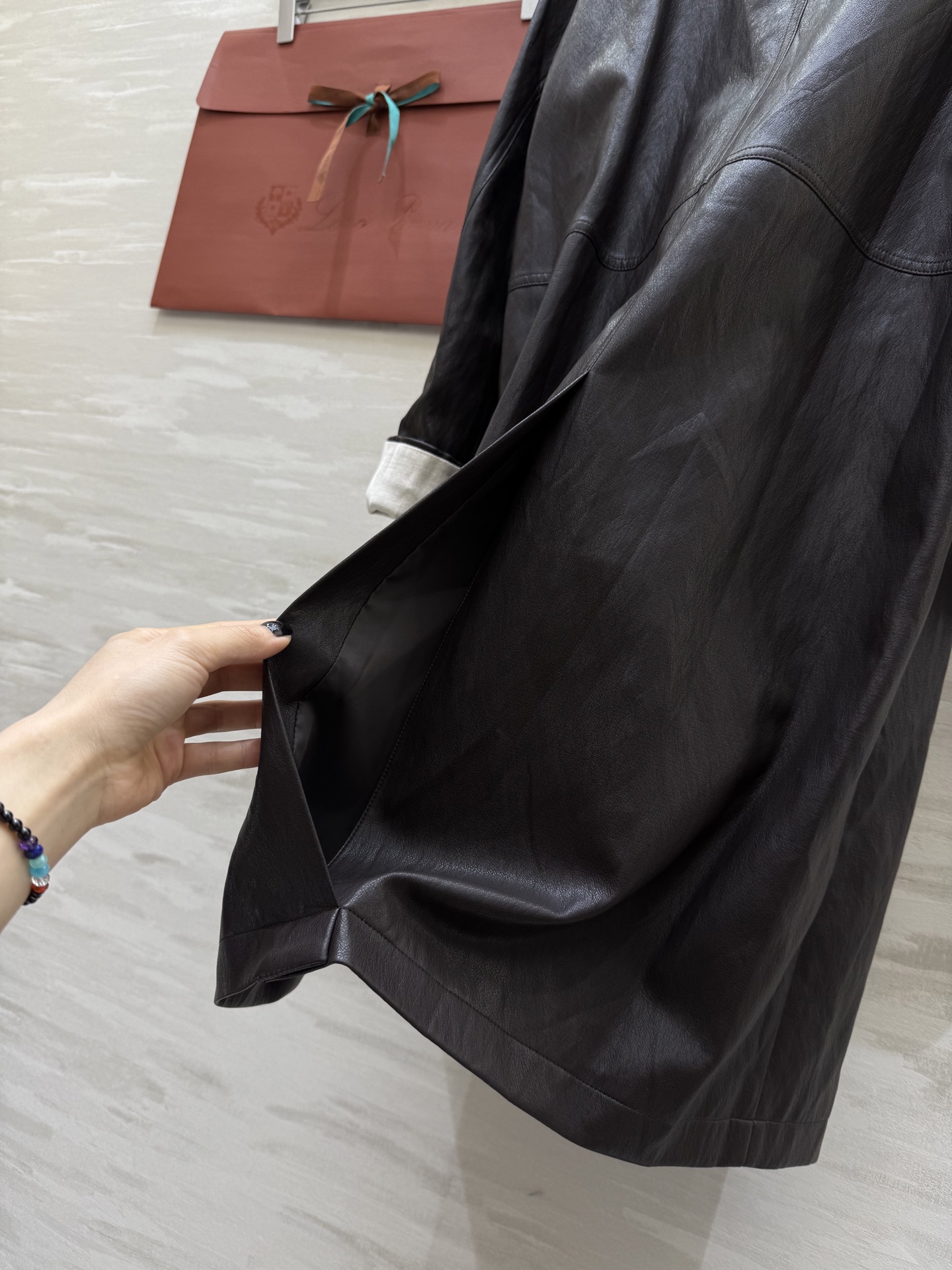 #lP🌹²⁵秋冬新款 老钱风 袖口拼接环保蛋白皮风衣外套 拼接白色袖口 简约又有细节感 宽松版型 轻便环