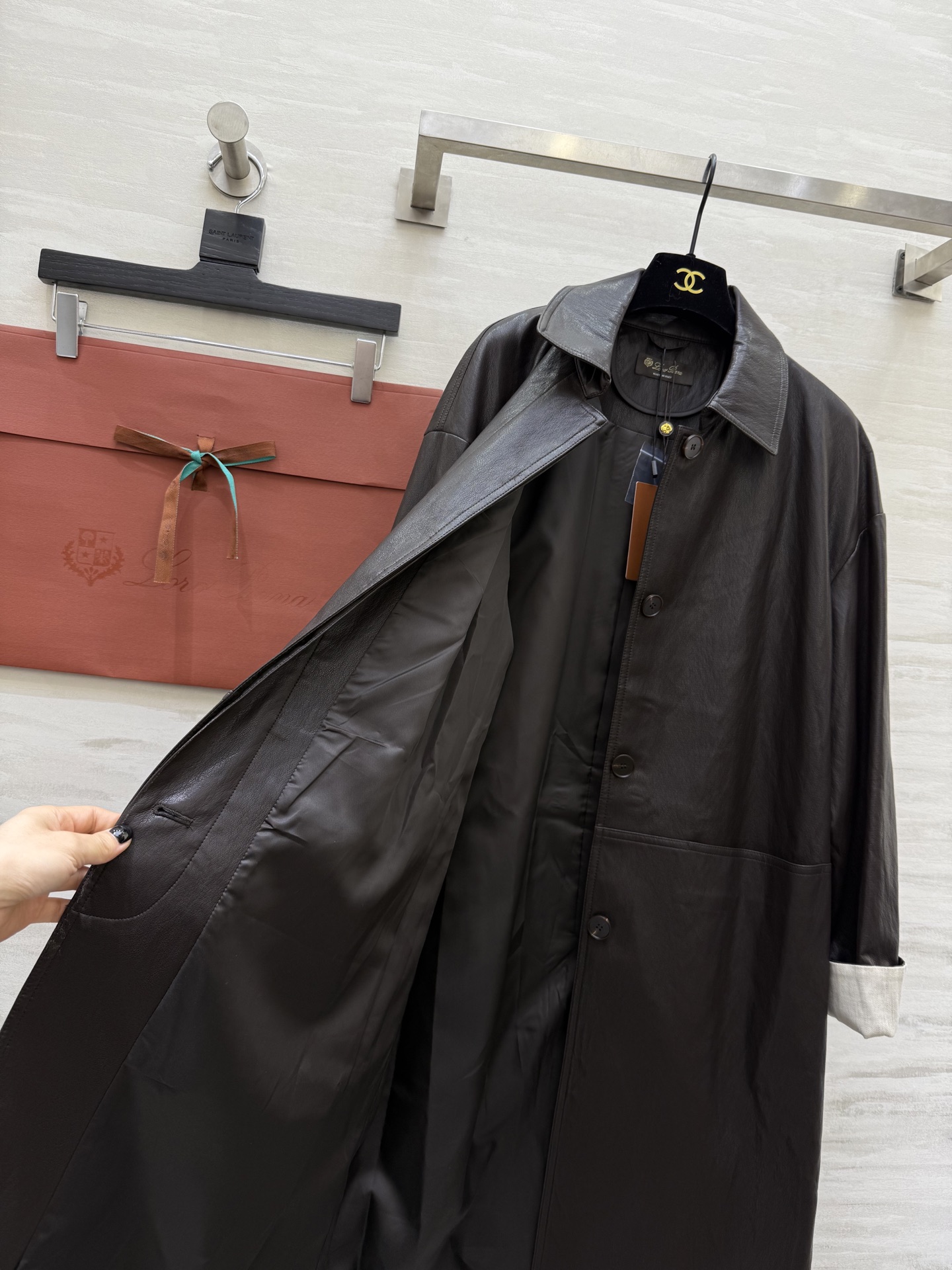 #lP🌹²⁵秋冬新款 老钱风 袖口拼接环保蛋白皮风衣外套 拼接白色袖口 简约又有细节感 宽松版型 轻便环