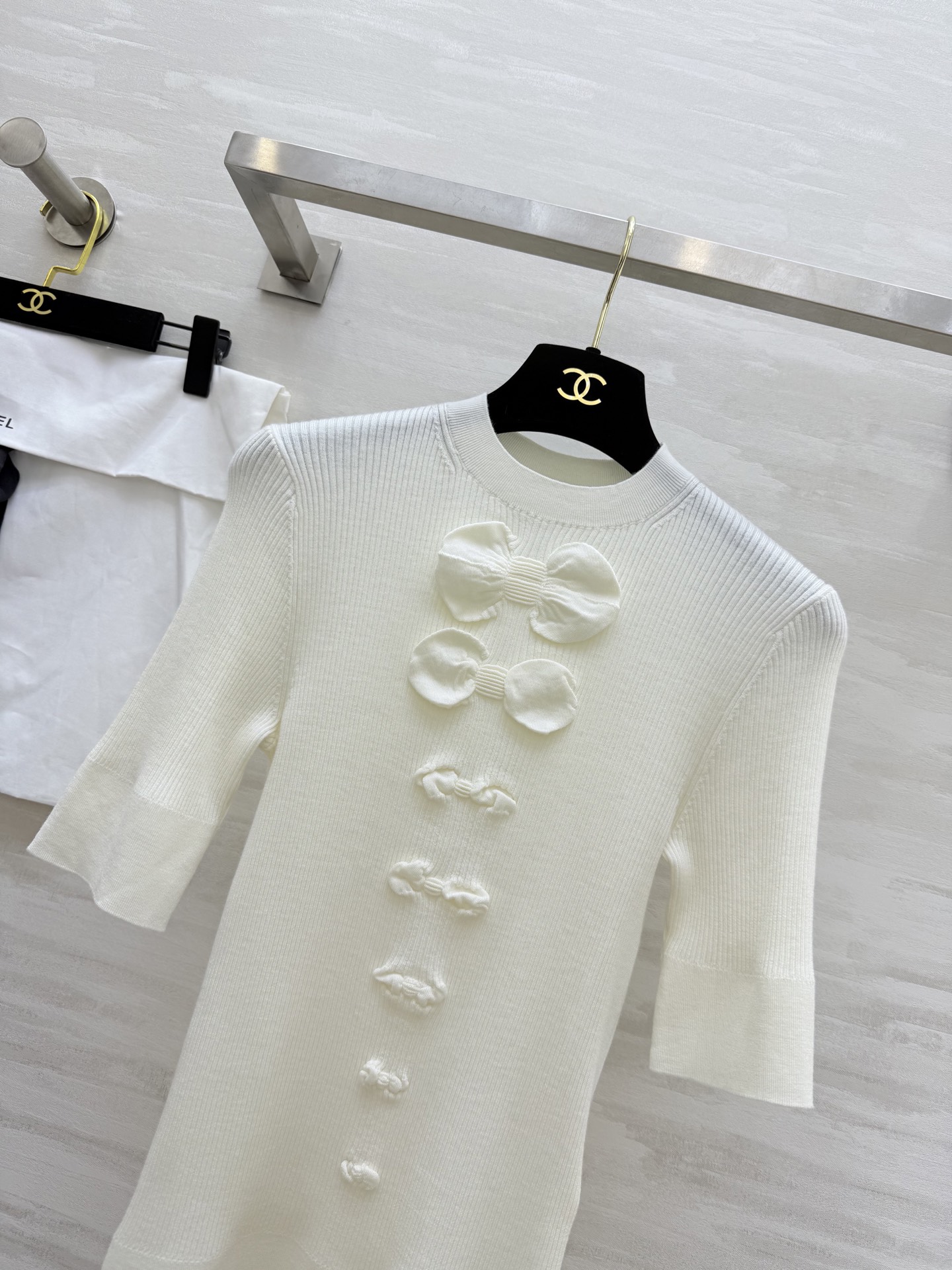 𝐶𝐻𝐴𝑁𝐸𝐿²⁵K 蝴蝶结毛衣 弹力修身显瘦 下摆双C扣点缀 自上而下的蝴蝶结装饰 温柔气质 甜美减龄 