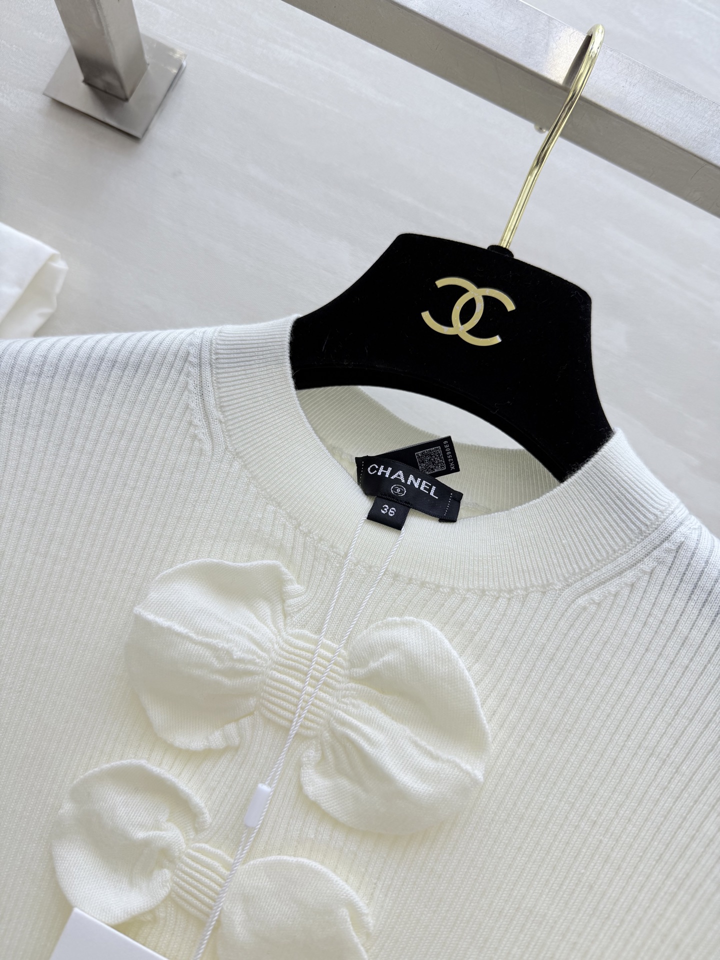 𝐶𝐻𝐴𝑁𝐸𝐿²⁵K 蝴蝶结毛衣 弹力修身显瘦 下摆双C扣点缀 自上而下的蝴蝶结装饰 温柔气质 甜美减龄 