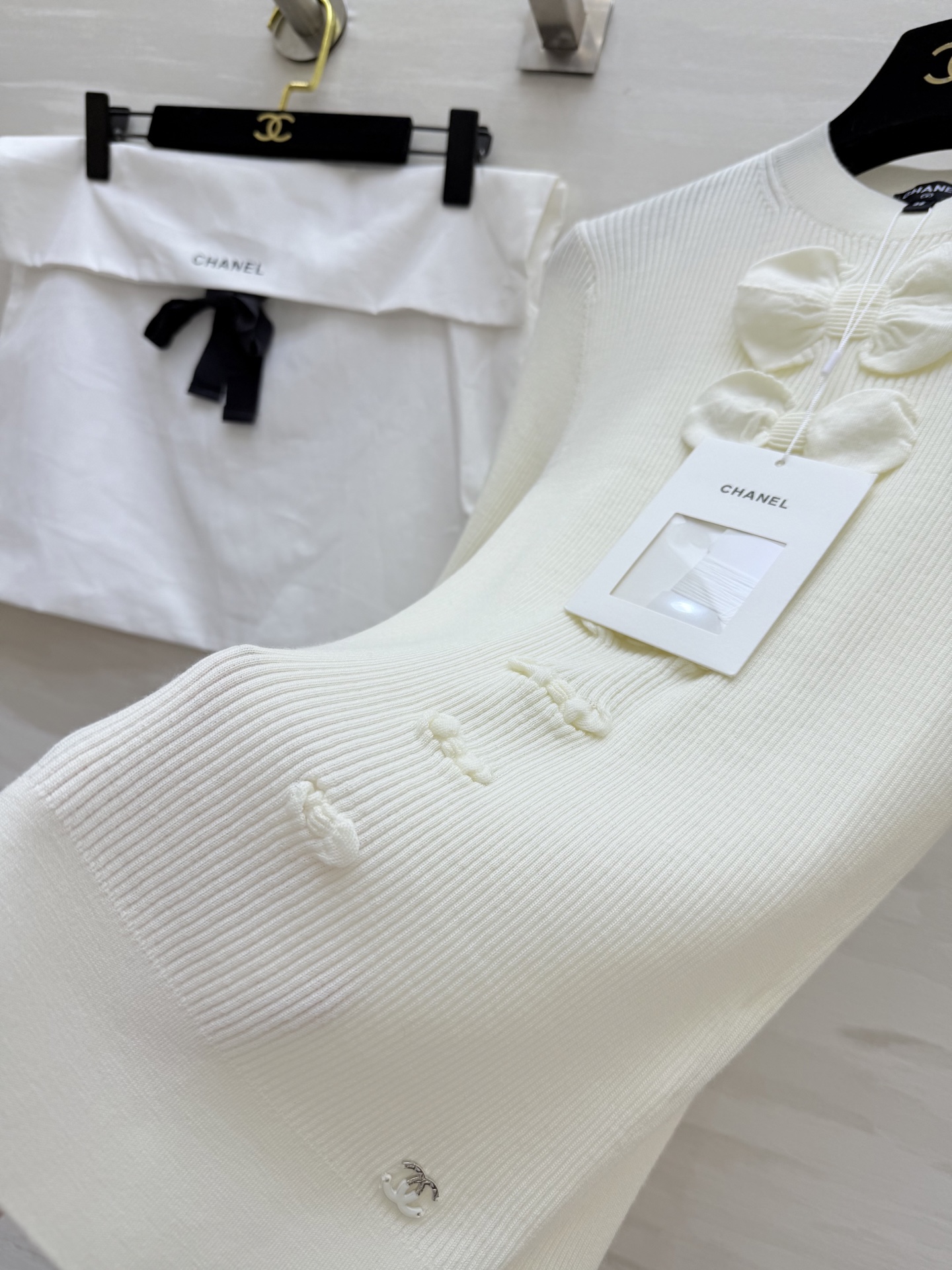 𝐶𝐻𝐴𝑁𝐸𝐿²⁵K 蝴蝶结毛衣 弹力修身显瘦 下摆双C扣点缀 自上而下的蝴蝶结装饰 温柔气质 甜美减龄 